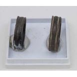 2 römische Bronze Ringe mit Längsrillen / 2 Roman Bronze Rings Bronze, D. 2 und 2,2 cm,