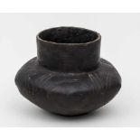 Bronzezeit-Gefäß / Bronze Age Pot aus der Lausitzer Kultur (900-500 v. Chr.), Ton, mit Rillen