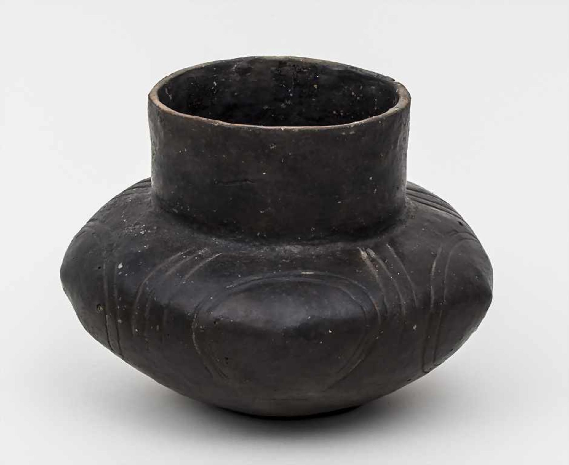 Bronzezeit-Gefäß / Bronze Age Pot aus der Lausitzer Kultur (900-500 v. Chr.), Ton, mit Rillen