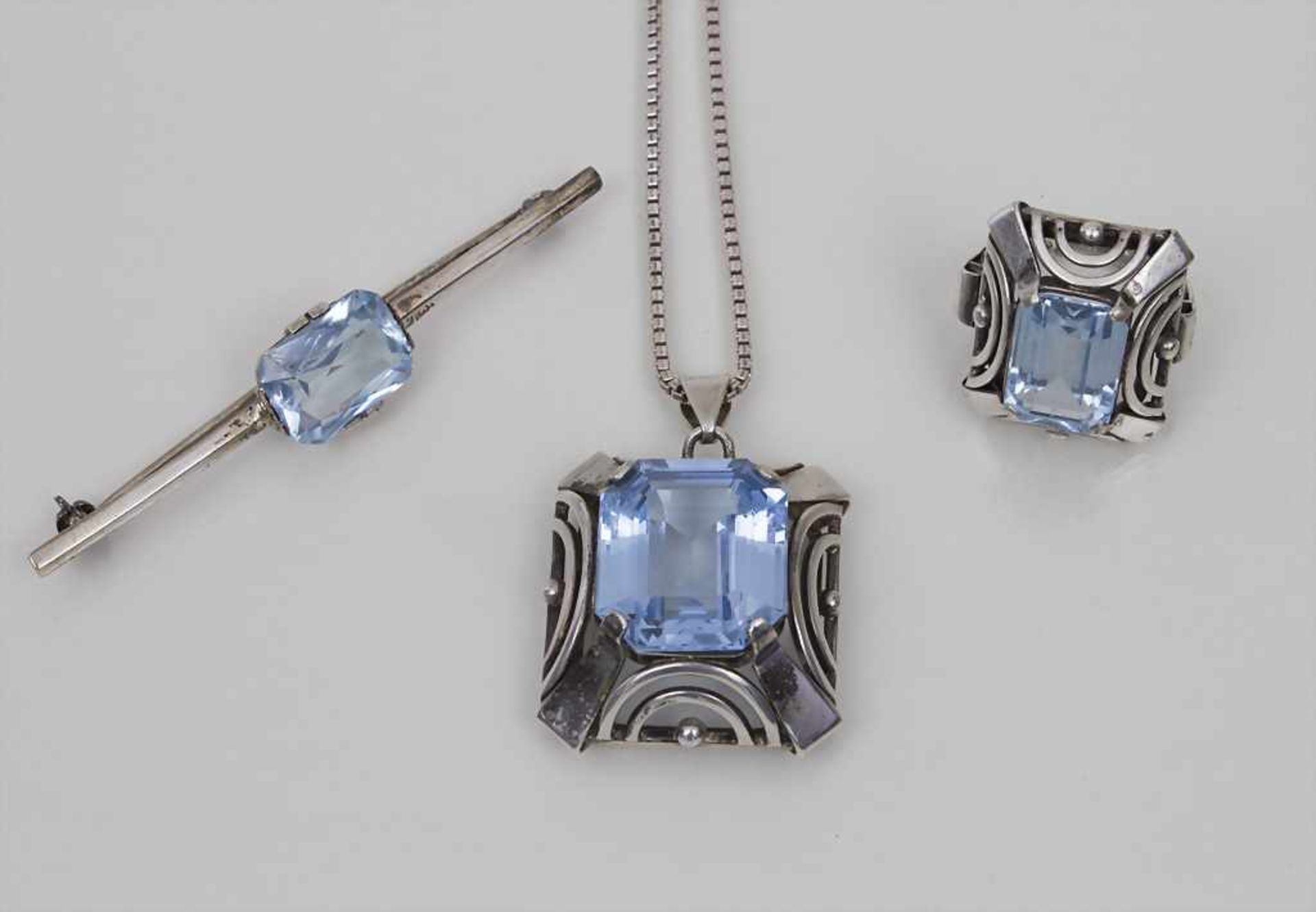 Schmuckset mit blauem Schmuckstein / A Set of Jewellery with Blue Stone bestehend aus Halskette