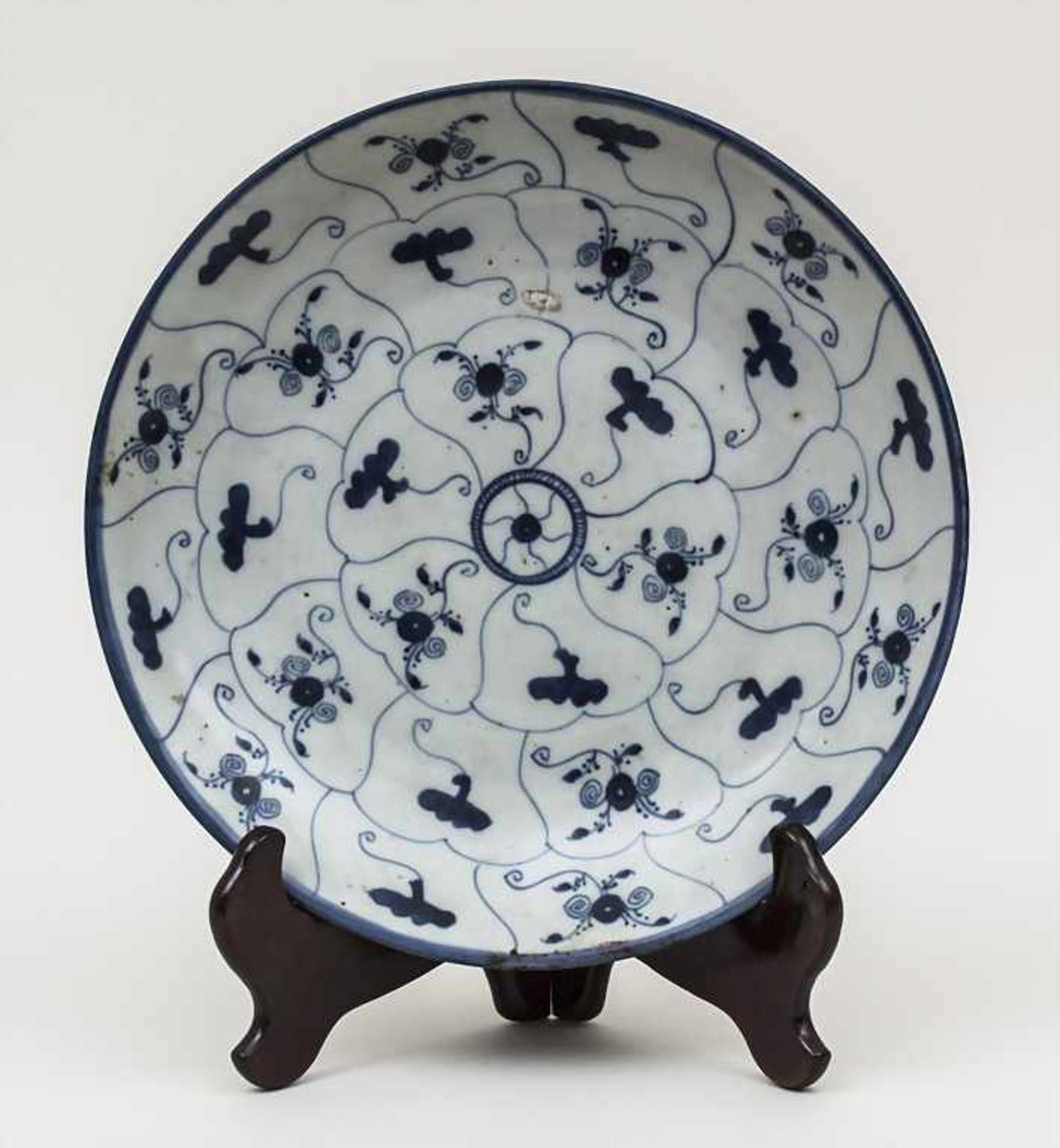 Teller mit Fledermausdekor / A Plate Decorated with Bats Material: Porzellan, glasiert,Marke: 4-