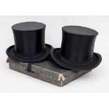 2 Chapeau Claque Zylinder / 2 Chapeau Claque Huts, um 1900 im Originalkarton,Material: Satin,