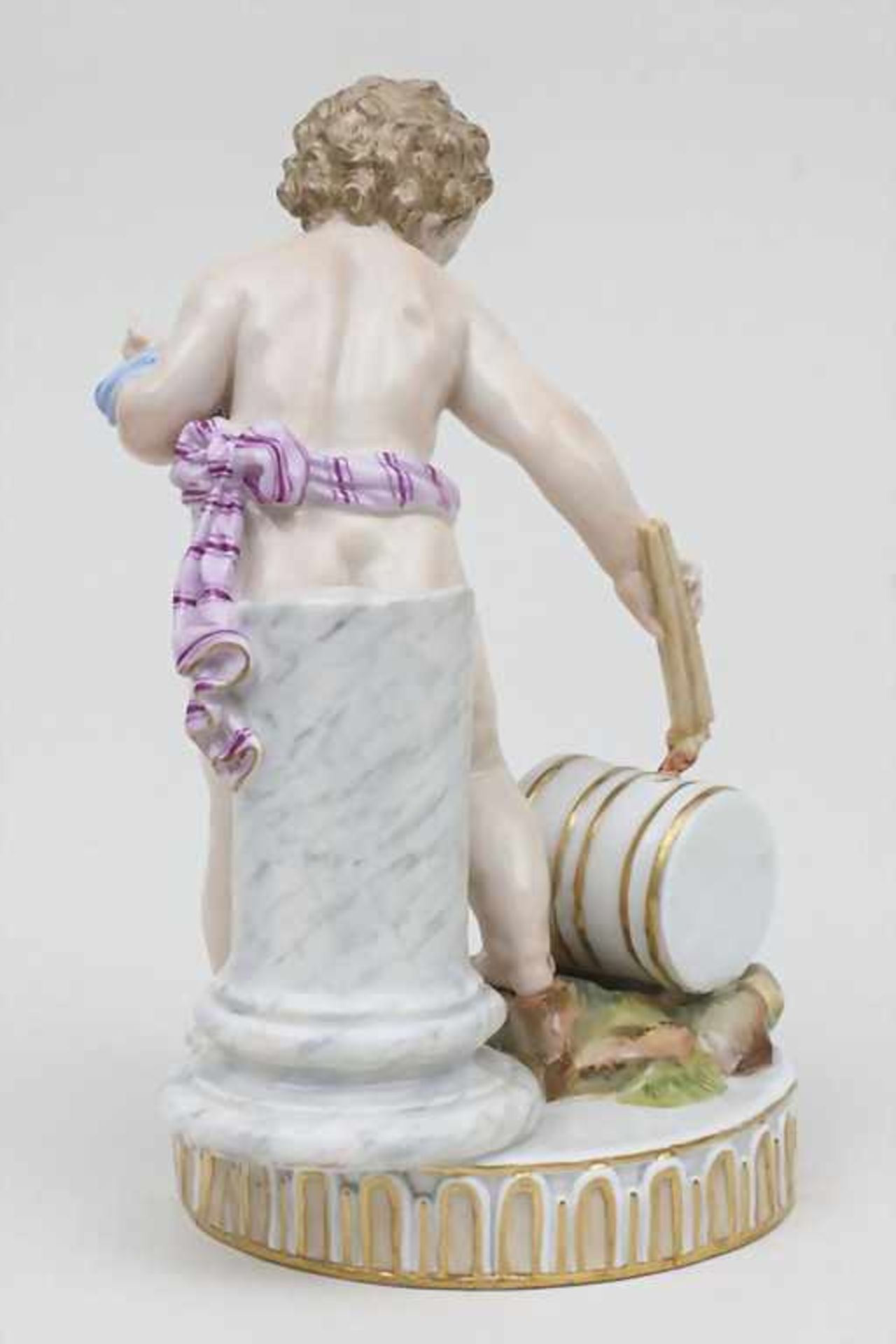 Putto mit Lunte / A Boy With A Fuze, Meissen, ca. 1860 Material: Porzellan, bemalt und glasiert, - Bild 3 aus 5