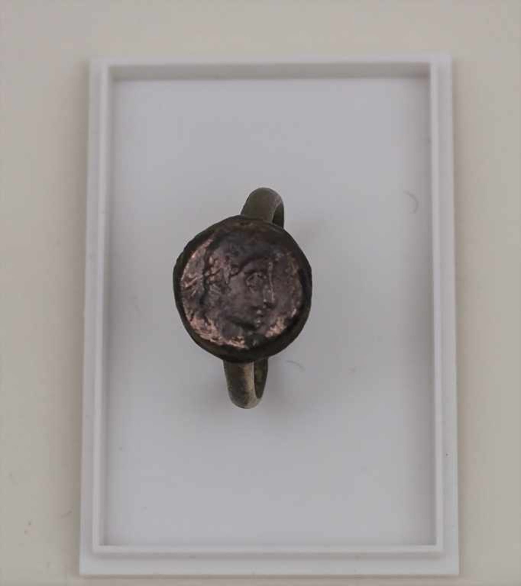 Römischer Senatorenring mit Bildnis / A Roman Ring of a Senator with Portrait Bronze, D. 2,3 cm