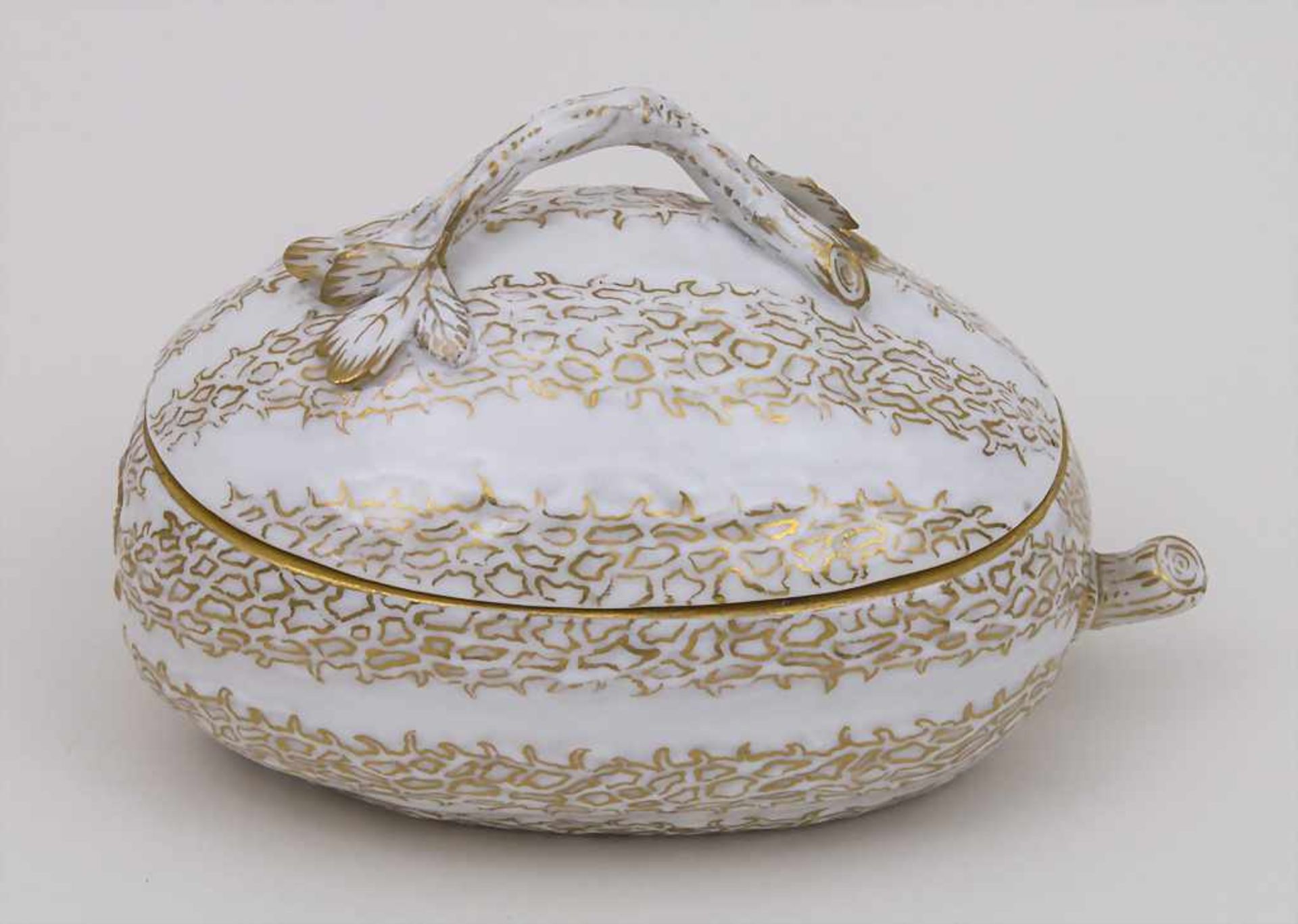 Seltene Kürbisdose / A Rare Squash Shaped Lidded Box, Meissen, 19. Jh. Material: Porzellan, reich