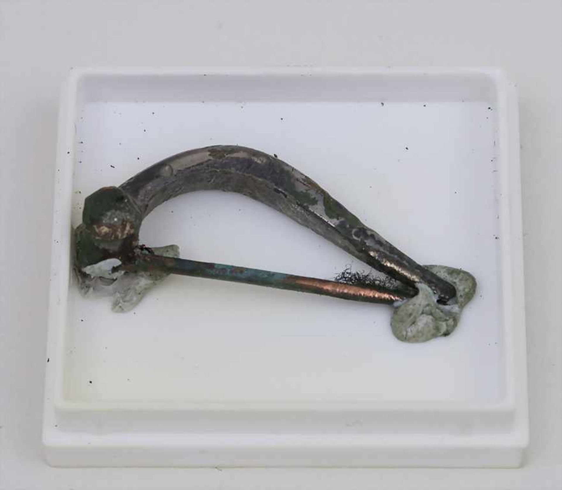Keltische versilberte Bogenfibel / A Celtic Bow Fibula Bronze, L. 3,3 cm, altrestaurierter