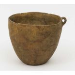 Bronzezeit-Einösengefäß / Bronze Age Pot aus der Lausitzer Kultur (900-500 v. Chr.), brauner Ton, H.