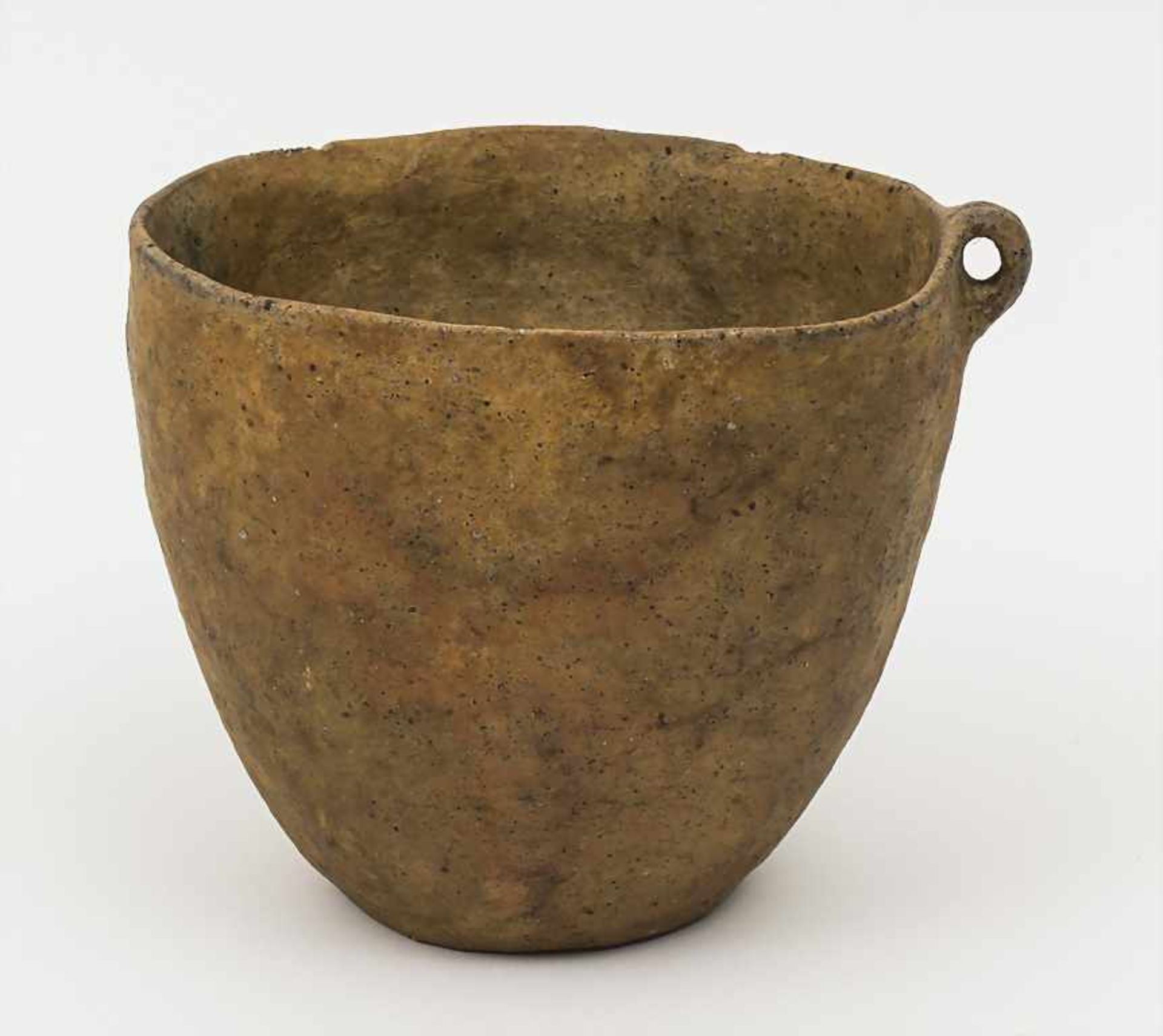 Bronzezeit-Einösengefäß / Bronze Age Pot aus der Lausitzer Kultur (900-500 v. Chr.), brauner Ton, H.