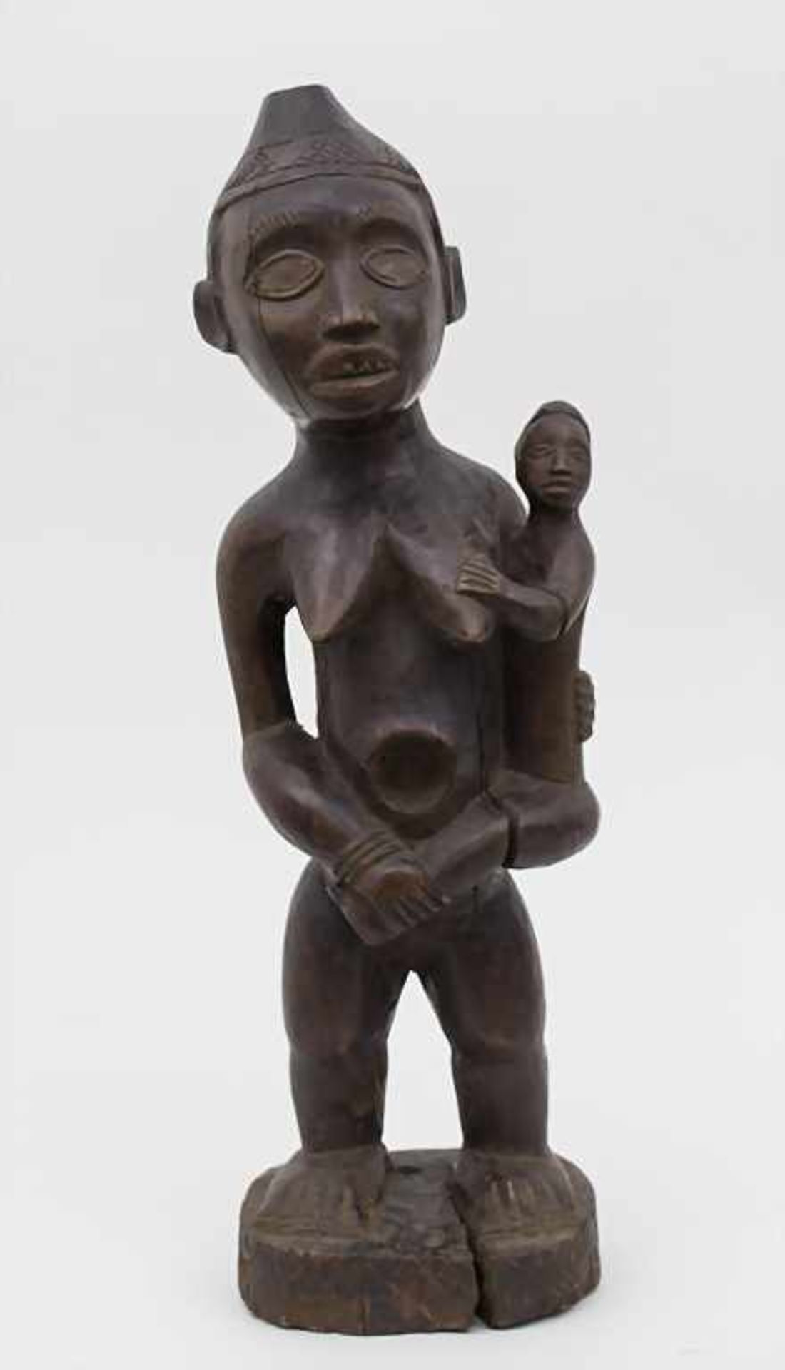 Mutterfigur / A Mother Figurine, Bakongo-Yombe, Kongo Material: Holz mit schöner Gebrauchspatina,