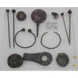 12 römische Artefakte / 12 Roman Artefacts darunter u.a. 1 Handspiegel, 4 Gewand/Haarnadeln, 1