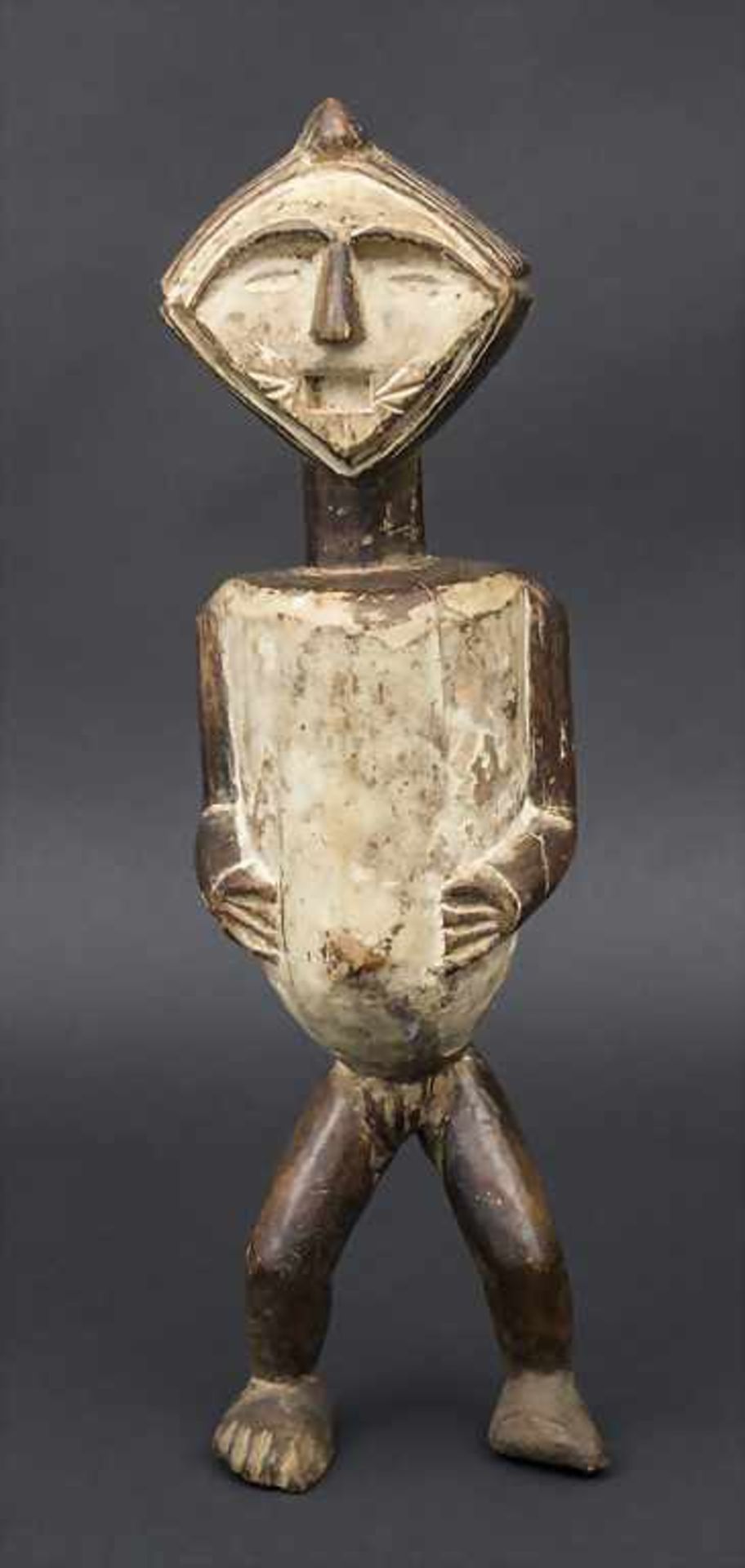 Reliquiarfigur / A Figurine, Ambete, Gabun Material: Holz, Körper und Gesicht mit Kaolin bemalt, - Bild 2 aus 3