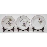 3 Teller mit Blumenmalerei / 3 Plates With Flowers, Ludwigsburg, um 1770 Material: Porzellan,