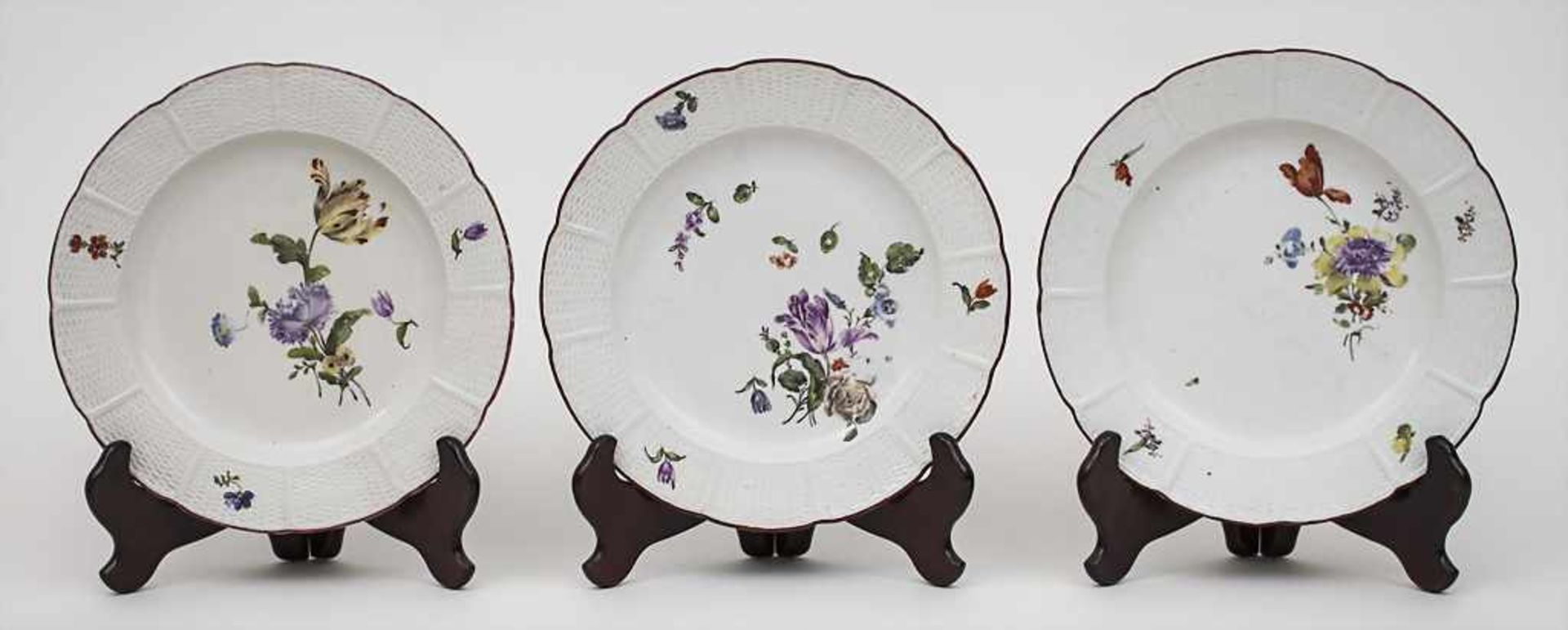 3 Teller mit Blumenmalerei / 3 Plates With Flowers, Ludwigsburg, um 1770 Material: Porzellan,