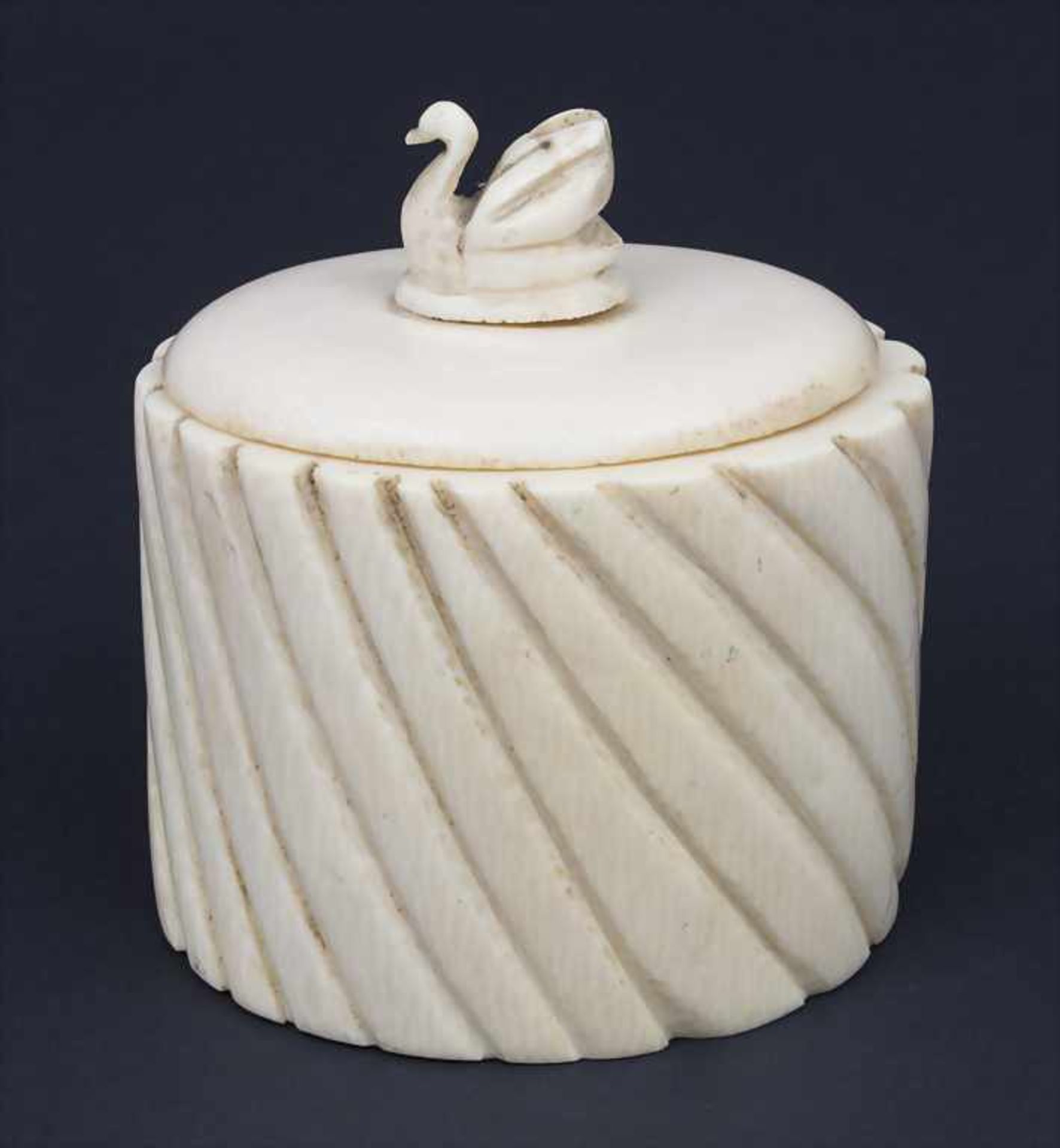 Elfenbeindose mit Schwan / An Ivory Box With Swan Shaped Handle, wohl Afrika, um 1920 Material: - Bild 2 aus 3