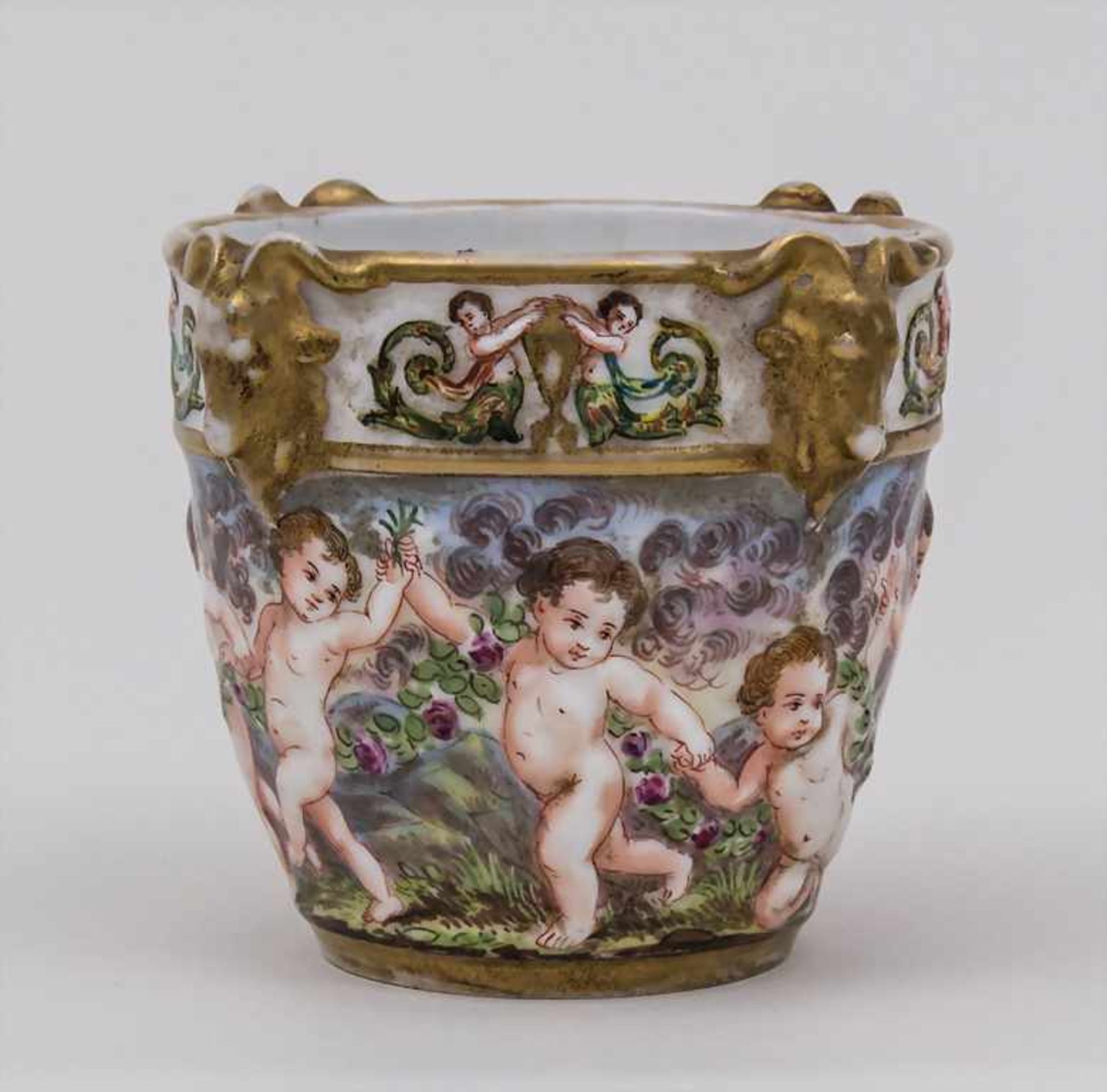 Kleiner Cachepot mit Puttendekor / A Small Cachepot with Cherubs, Neapel, 19. Jh. Material: