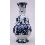 Vase mit Blaumalerei / A Vase With Blue Painted Decor, Koninklijke Goedewaagen, 20. Jh. Material: