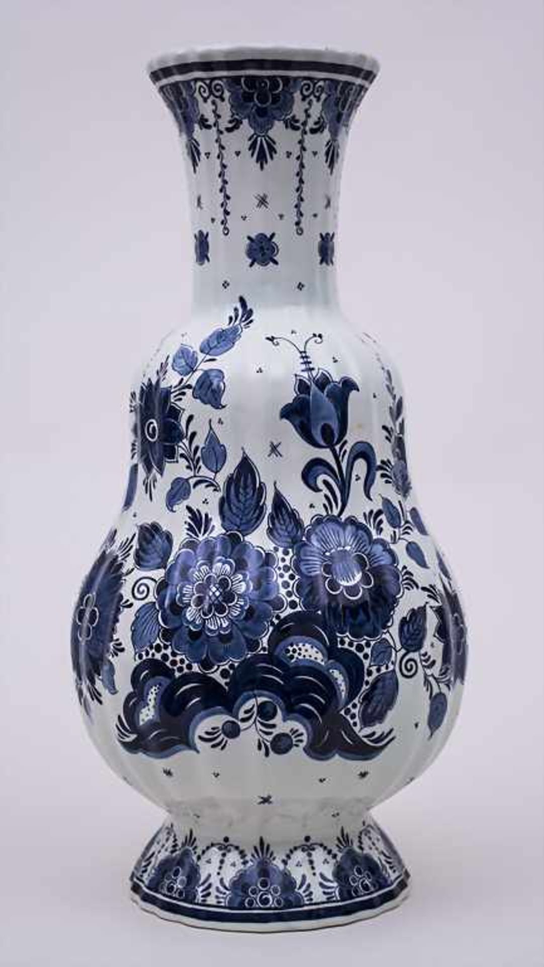 Vase mit Blaumalerei / A Vase With Blue Painted Decor, Koninklijke Goedewaagen, 20. Jh. Material: