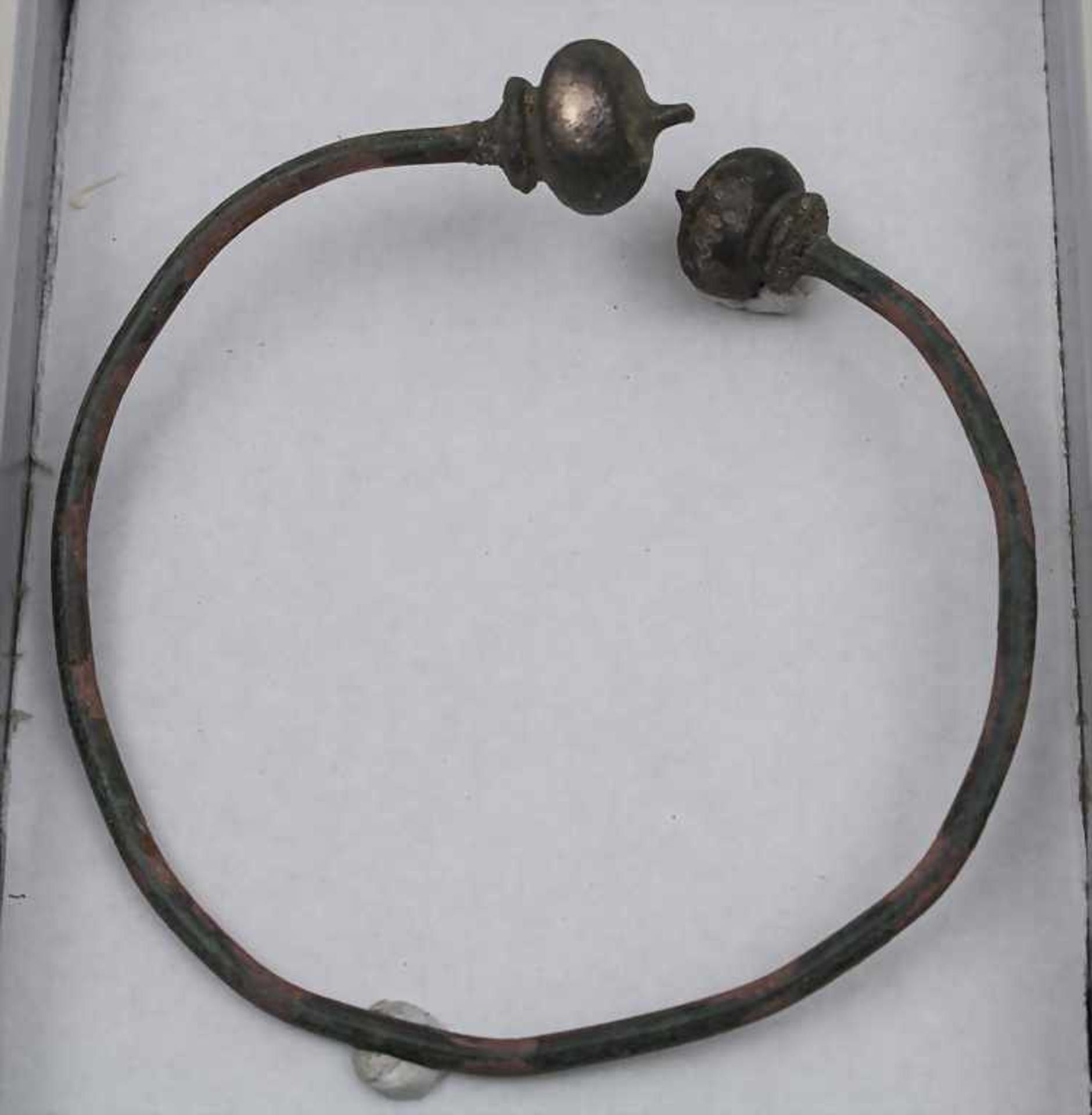 Römischer Armreif mit 2 Zwiebelköpfen / A Roman Bracelet Bronze, D. 8 cm, altrestauriert+bronze,