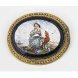 Mikromosaik-Brosche 'Junge Frau mit Weintrauben' / Micro-Mosaic Brooch 'Young Lady with Grape'