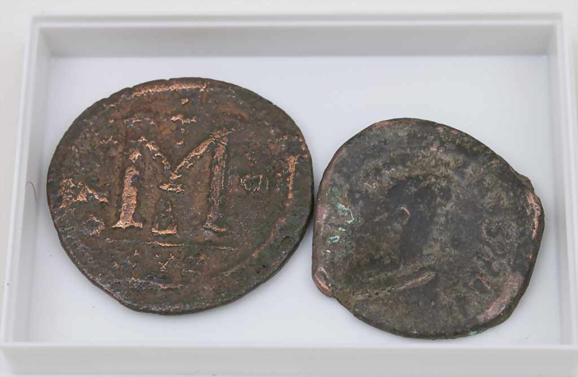 2 byzantinische Münzen / 2 Byzantine Coins Kupfer, D. 3,8 und 3,2 cm+copper, D. 3,8 and 3,2 cm