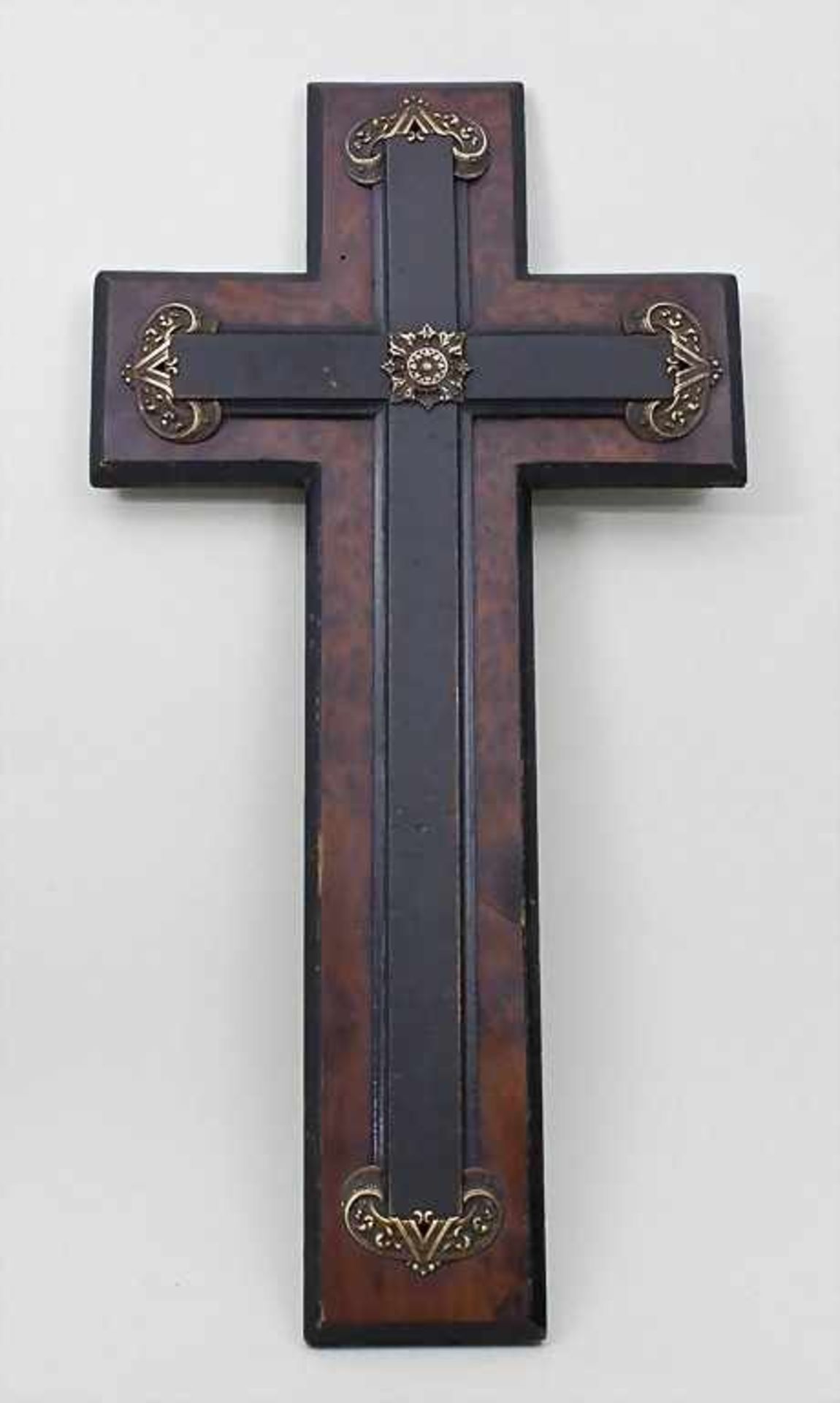 Verziertes Holzkreuz, deutsch, 19. Jh. Kreuz aus gefasstem Edelholz, wohl Eibe, mit aufgelegtem