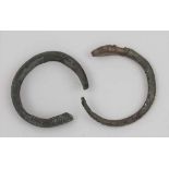 Lot 1 keltischer und 1 römischer Armreif / 1 Roman and 1 Celtic Bracelet bestehend aus 1 römischen