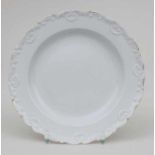 Kuchenteller mit Rocaillen / A Dessert Plate, Meissen, um 1850 leicht gemuldeter Teller mit