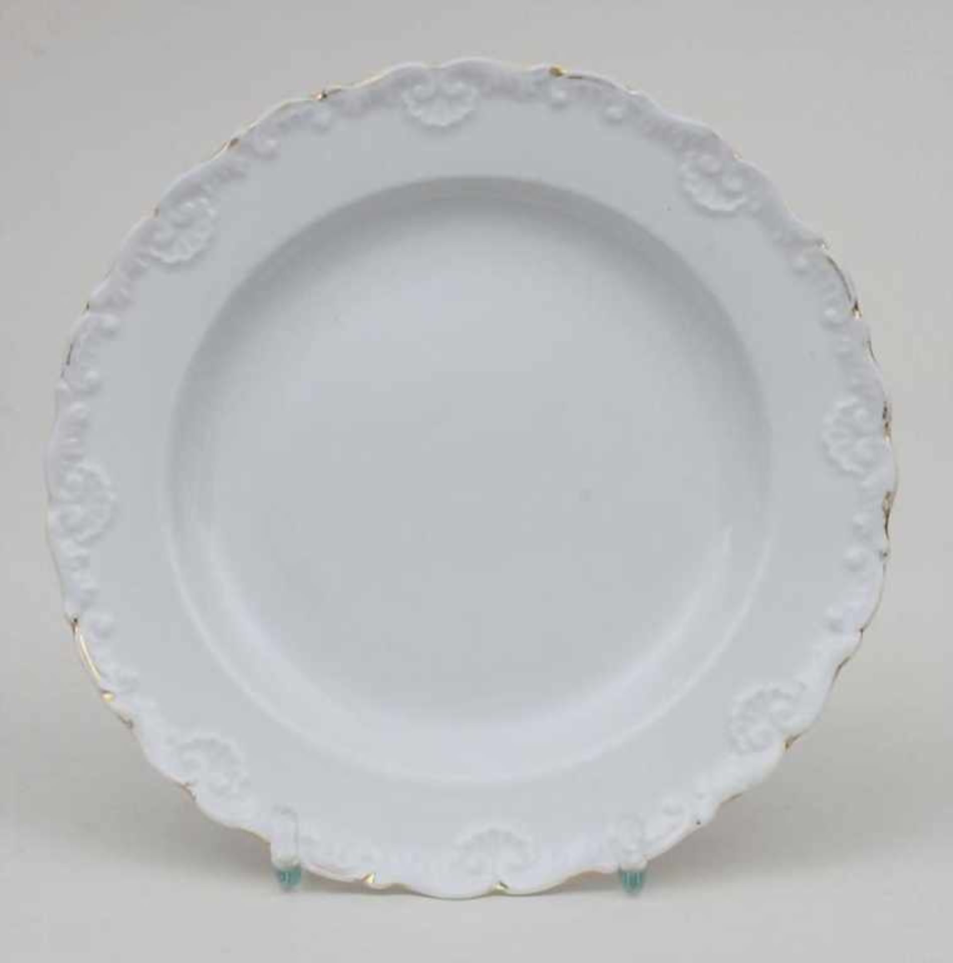 Kuchenteller mit Rocaillen / A Dessert Plate, Meissen, um 1850 leicht gemuldeter Teller mit