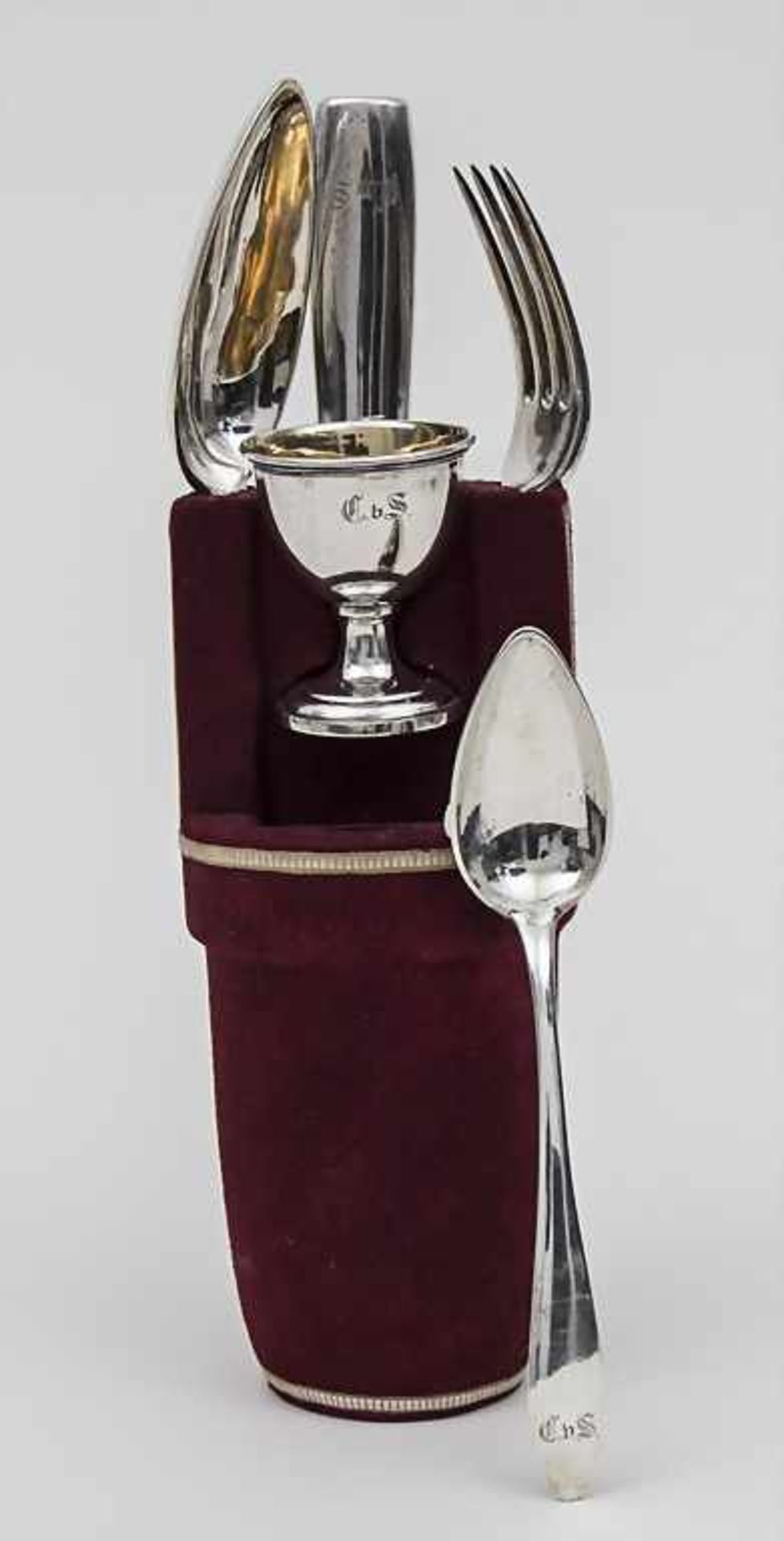 Reise-Besteck mit Eierbecher / A Travel Cutlery, Wien, 1824-1834 im Original-Etui, bestehend aus 1
