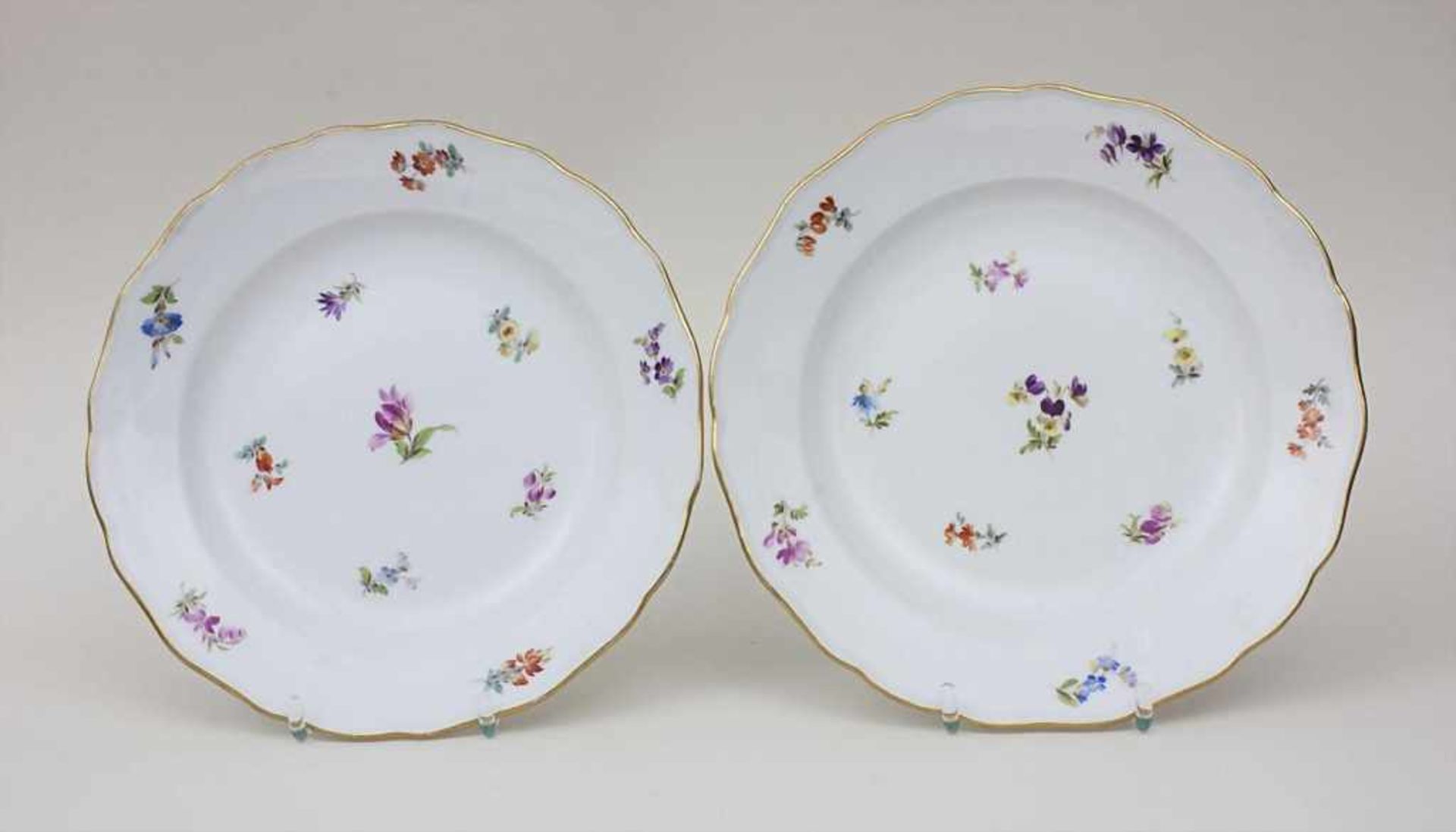 Paar Speiseteller mit Streublumen/ Pair Of Plates, Meissen, 2. Hälfte 19. Jh. gemuldete Teller mit