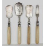 2 + 2 Teile Vorlegebesteck mit Reliefdekor / 2 + 2 Pieces Serving Cutlery, Christofle u. Prudent