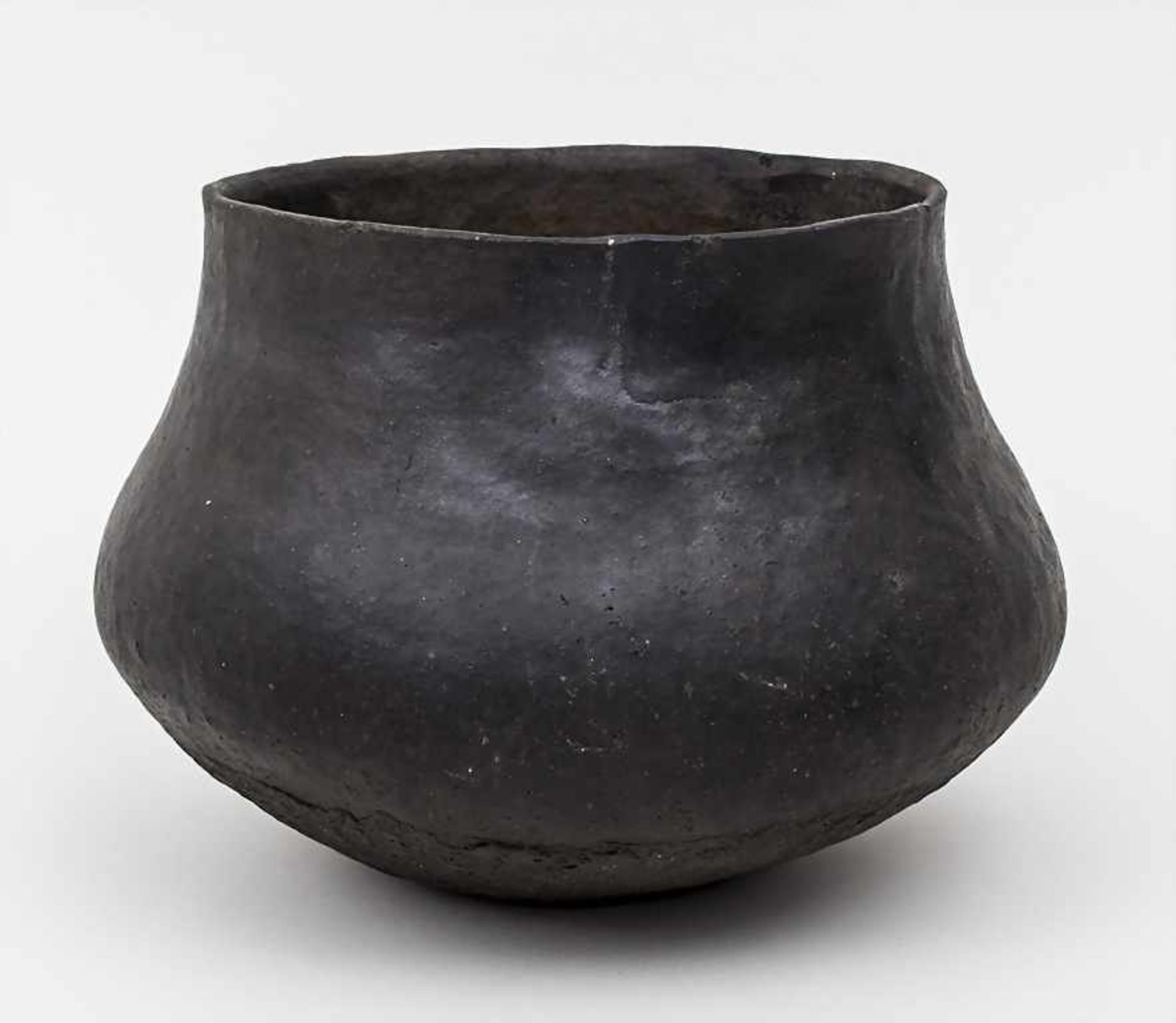 Bronzezeit-Gefäß / Bronze Age Pot aus der Lausitzer Kultur (900-500 v. Chr.), schwarzer, graphierter - Bild 2 aus 2