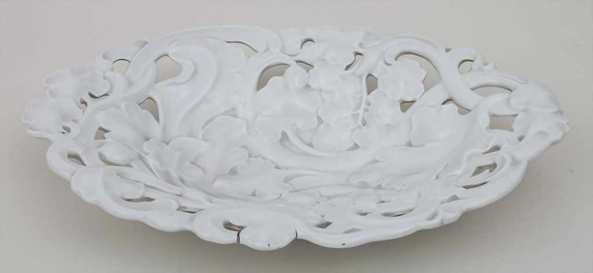 Schale mit Blattrankendekor / A bowl with leaf tendrils, Meissen, ca. 1860 Material: - Bild 2 aus 3