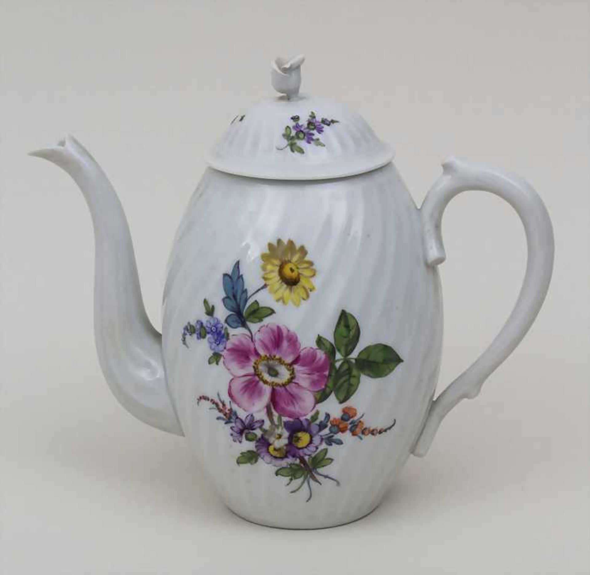 Kanne mit Blumenmalerei / A jug with flowers, Nymphenburg, 1910-1975 Material: Porzellan, glasiert