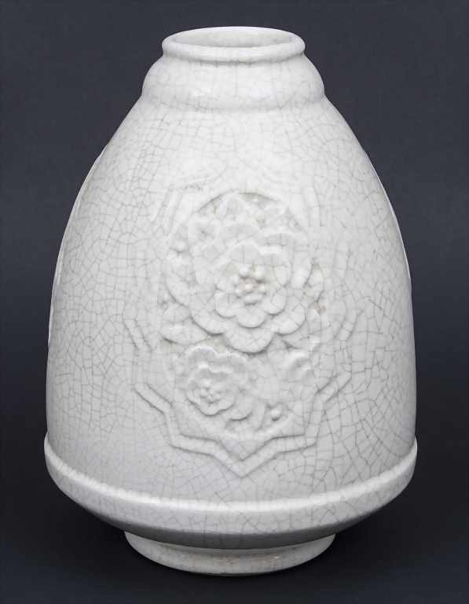 Art Déco Keramikvase mit Blütenrelief / An Art Nouveau vase with flowers, Frankreich, um 1920