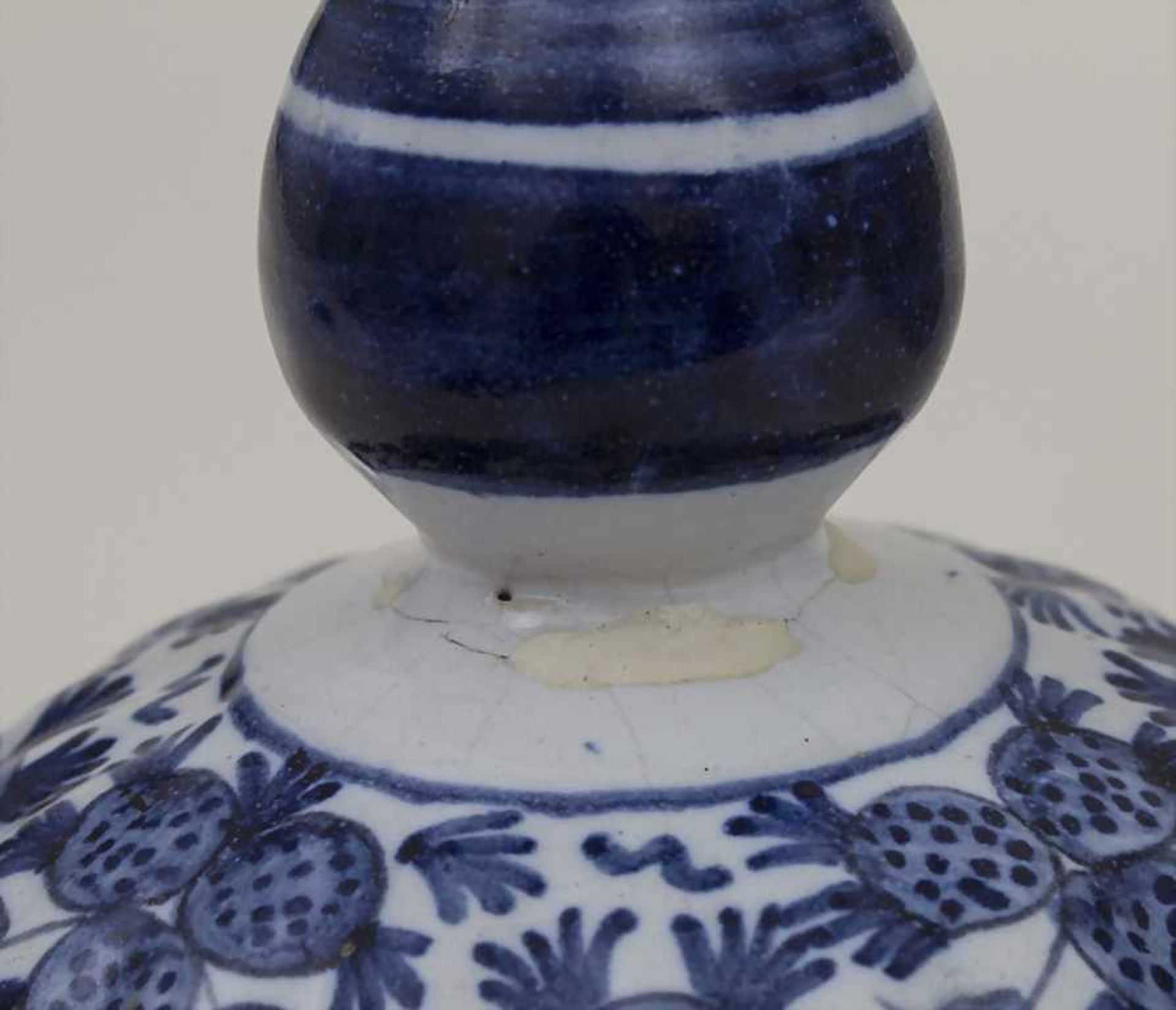 Paar Deckelvasen mit Blaumalerei / A pair of vases with blue-painting, wohl Delft, 19. Jh. Material: - Bild 3 aus 4