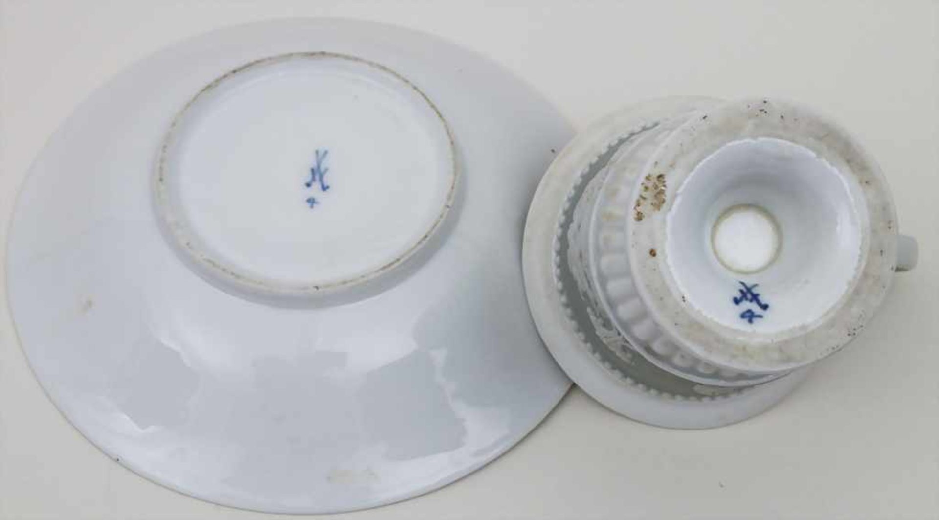 Tasse und Untertasse mit Relieffries / A cup and saucer with relief frieze, Meissen, um 1860 - Bild 2 aus 3