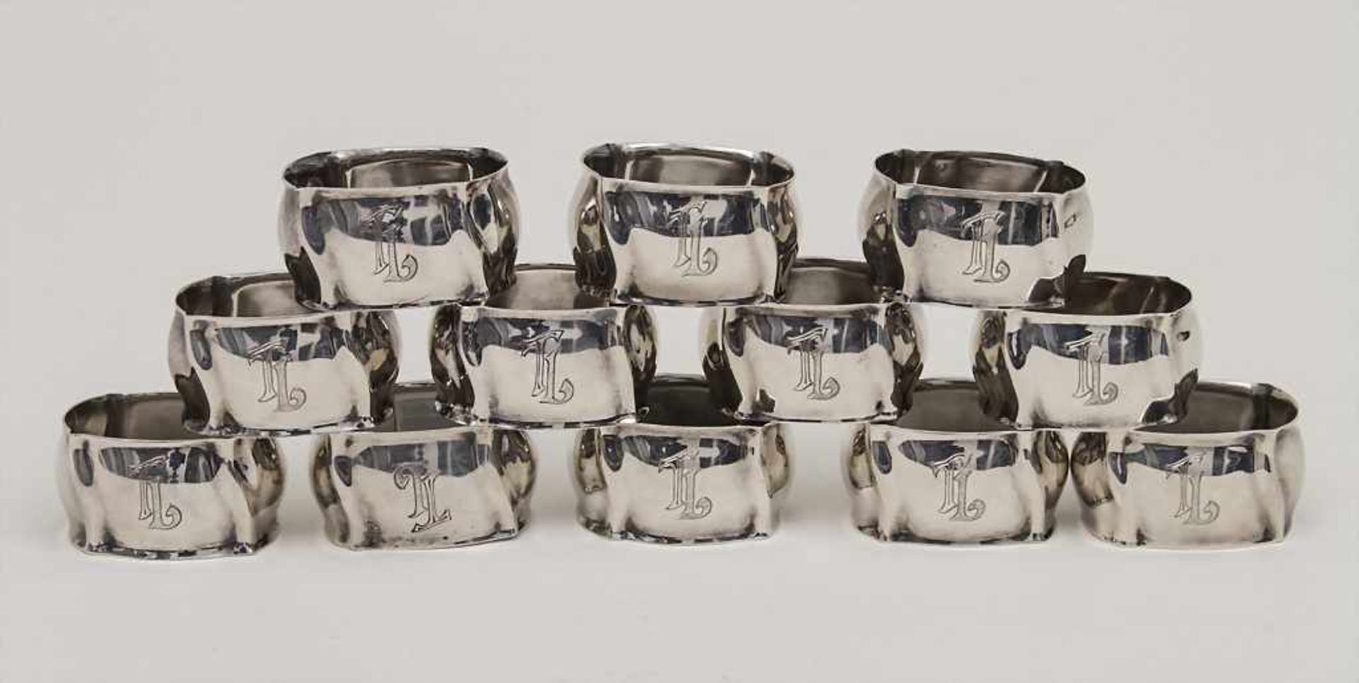 12 Serviettenringe / A set of 12 silver napkin rings, wohl deutsch, 1. Hälfte 20. Jh. Punzierung: