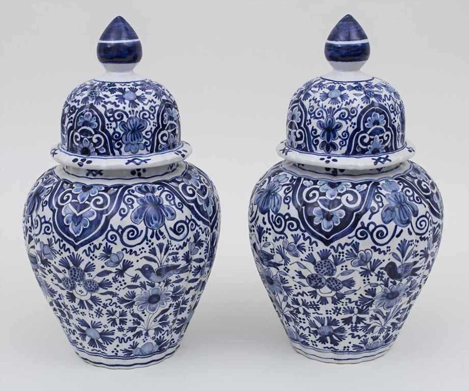 Paar Deckelvasen mit Blaumalerei / A pair of vases with blue-painting, wohl Delft, 19. Jh. Material: