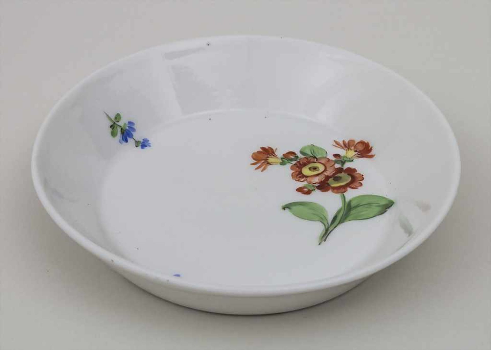 Zierschälchen mit Streublumen / A small dish with flowers, Meissen, Mitte 19. Jh. Material: - Image 2 of 3