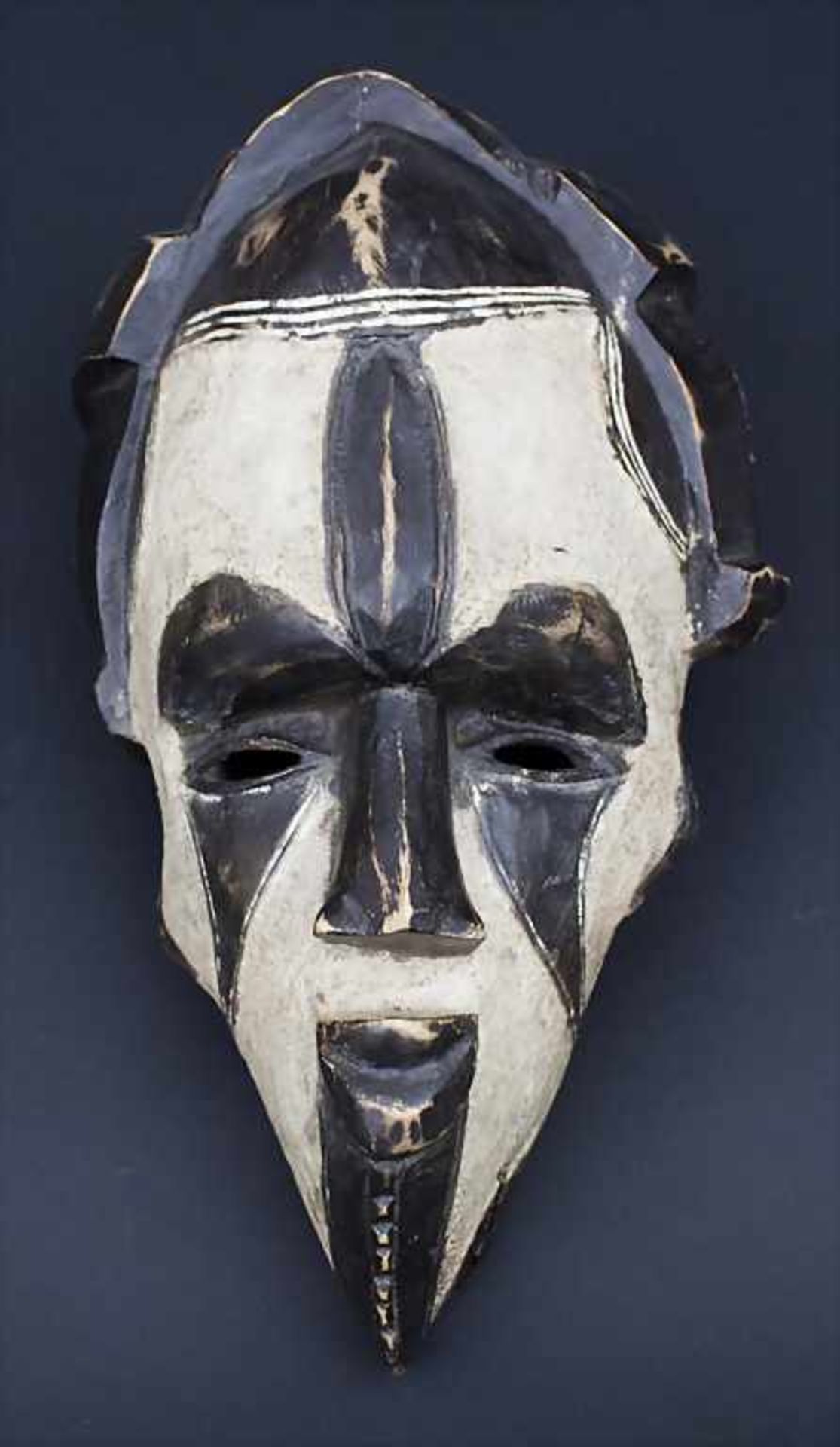 Maske / A mask, Ibo, Nigeria Material: Holz, schwarz und mit Kaolinweiß gefärbt,Höhe: 36 cm,Zustand:
