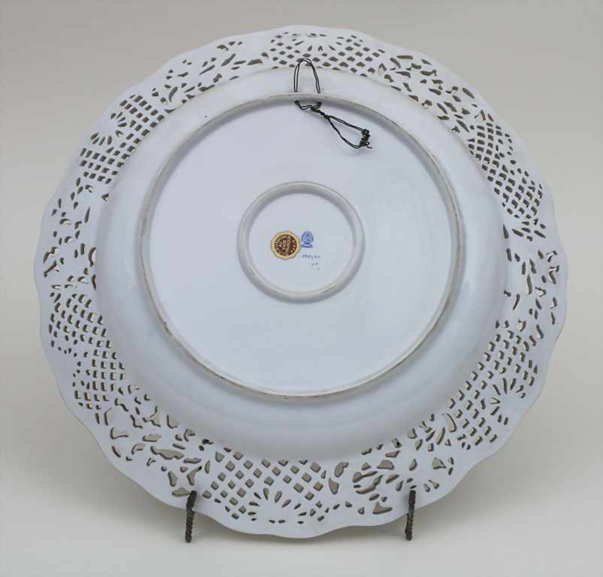 Große Schale / A large dish, Herend, 2. Hälfte 20. Jh. Material: Porzellan, weiß, polychrom - Image 2 of 2