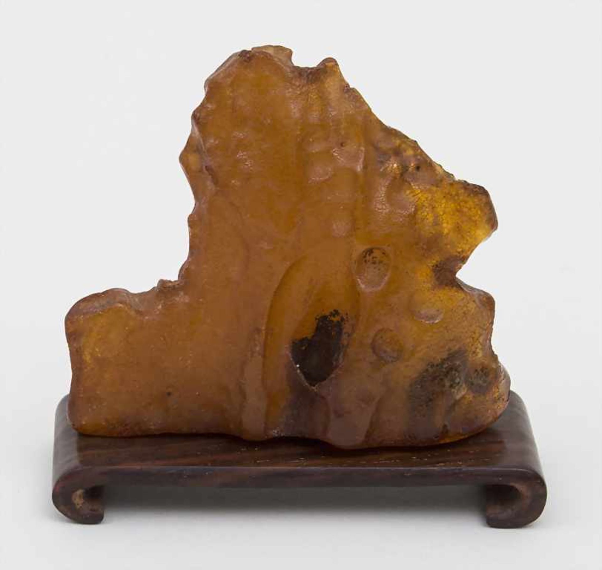 Bernstein in Felsenform / Amber in the form of a rock, China, 19./20. Jh. Material: natürlicher
