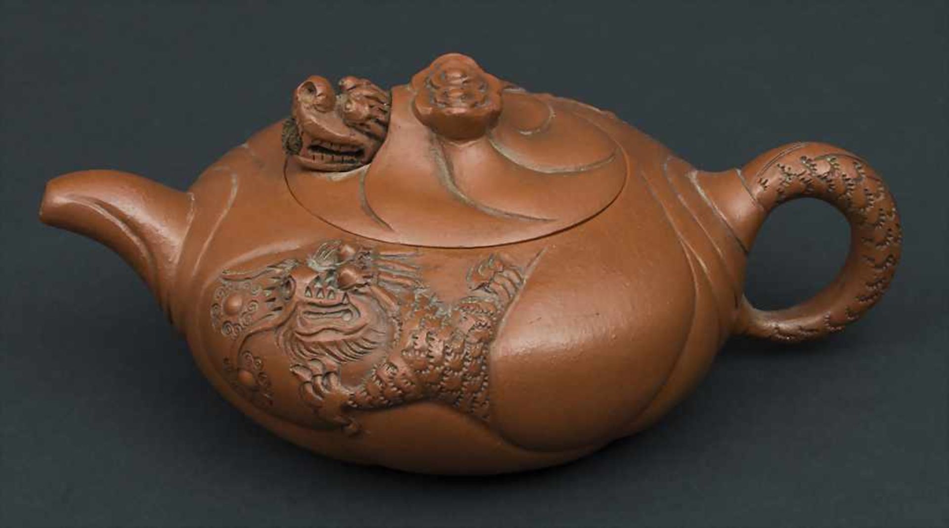Teekännchen / A teapot, China, um 1920 Material: Terrakotta, Deckel mit beweglichem Drachenkopf,