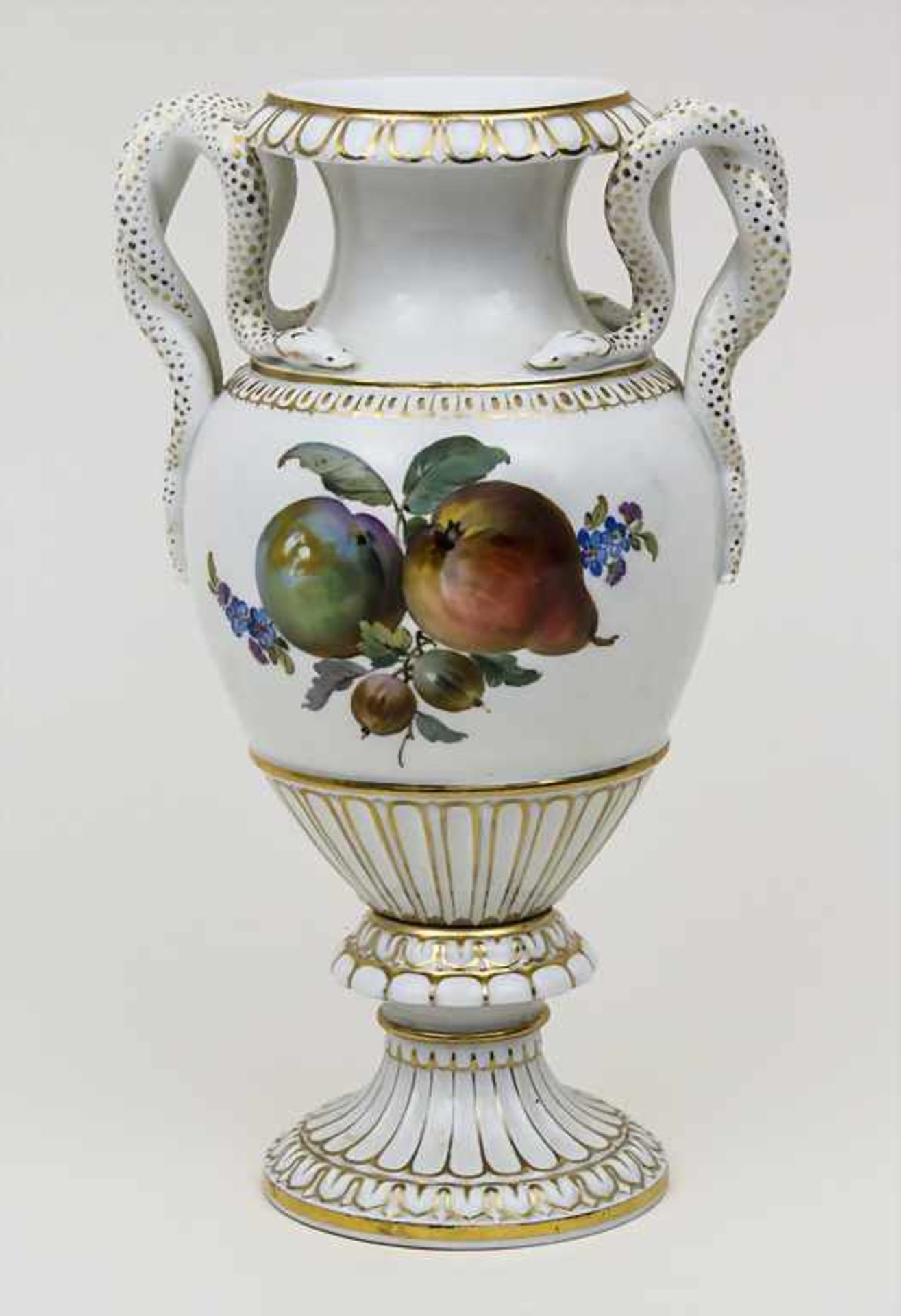 Schlangenhenkelvase mit Früchten / A snake handle vase with fruits, Meissen, nach 1934 Material: - Bild 2 aus 3