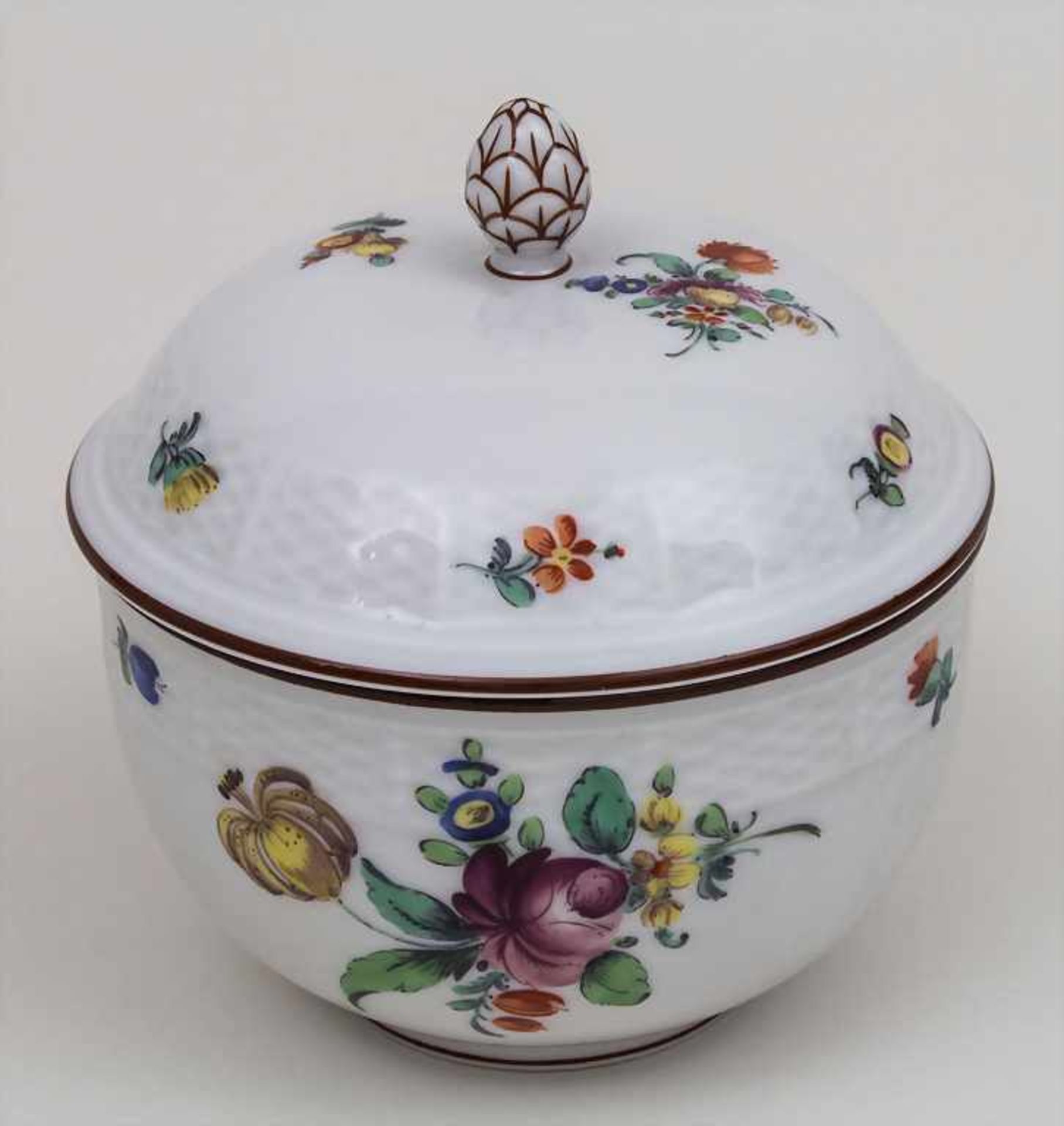 Zuckerdose mit Reliefdekor 'Altozier' / A sugar bowl, Nymphenburg, 1. Hälfte 20. Jh. Material: