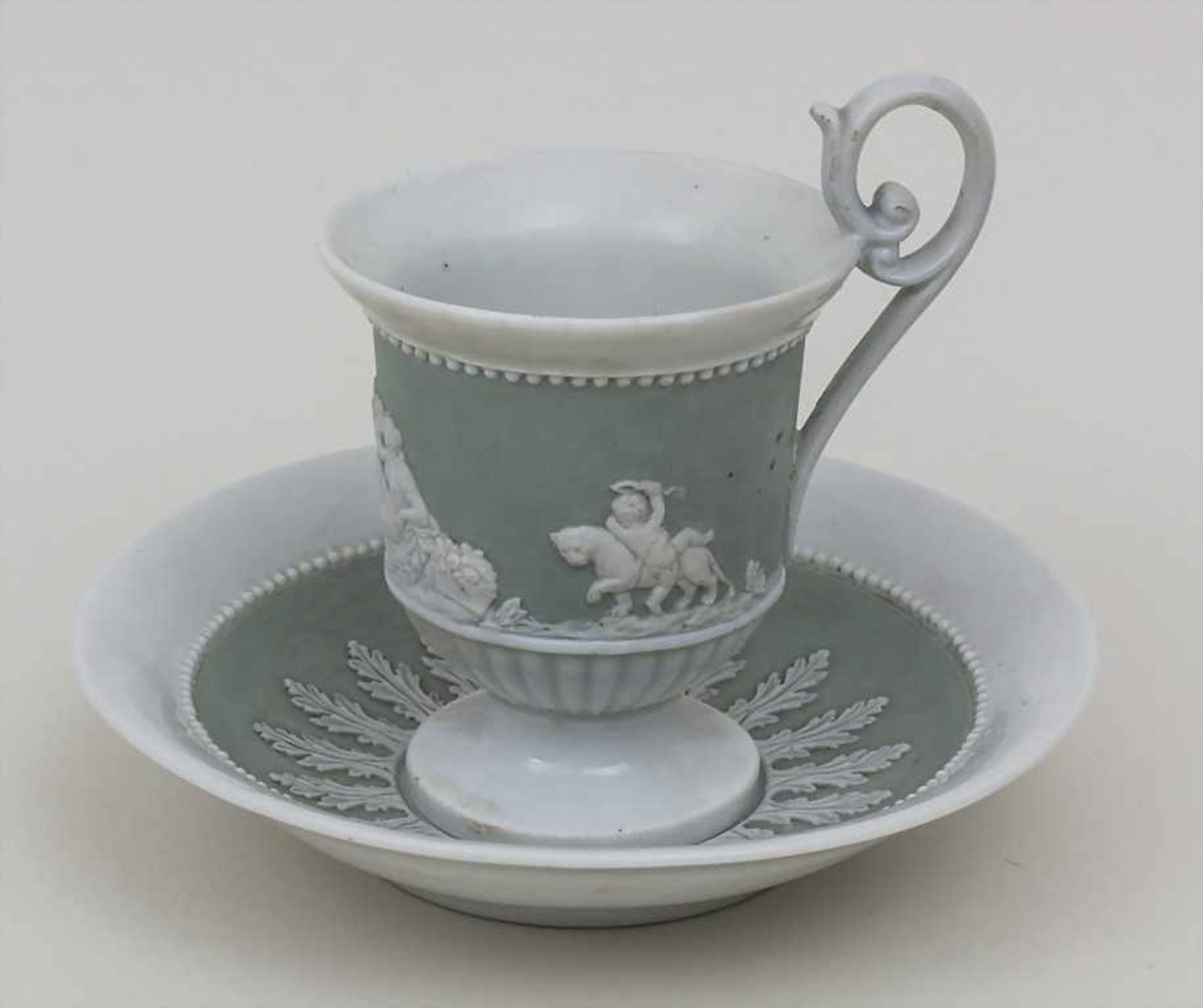 Tasse und Untertasse mit Relieffries / A cup and saucer with relief frieze, Meissen, um 1860