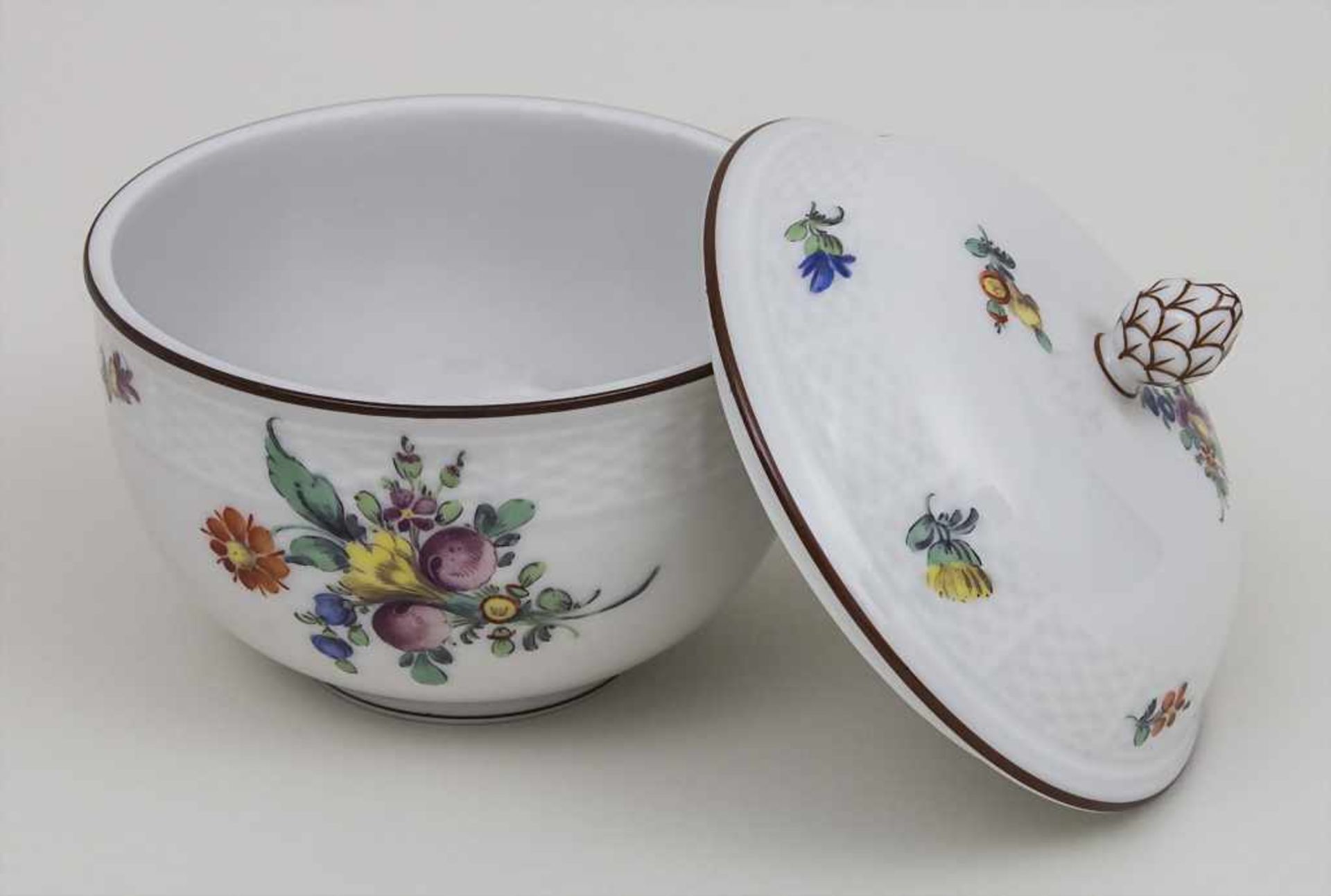 Zuckerdose mit Reliefdekor 'Altozier' / A sugar bowl, Nymphenburg, 1. Hälfte 20. Jh. Material: - Bild 2 aus 3
