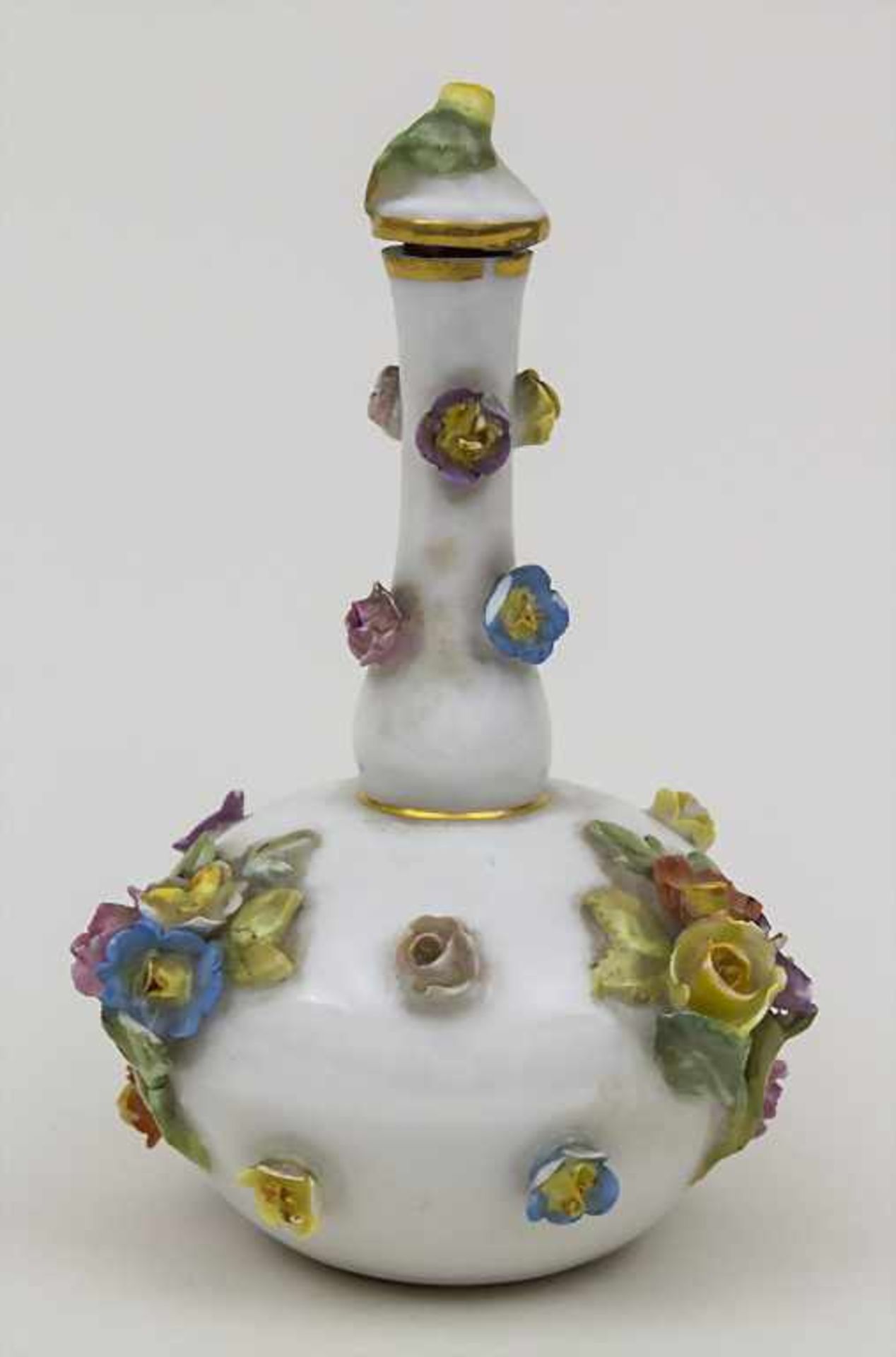 Parfum-Flakon mit Blüten / A perfume bottle with encrusted flowers, Meissen, ca. 1860 Material: