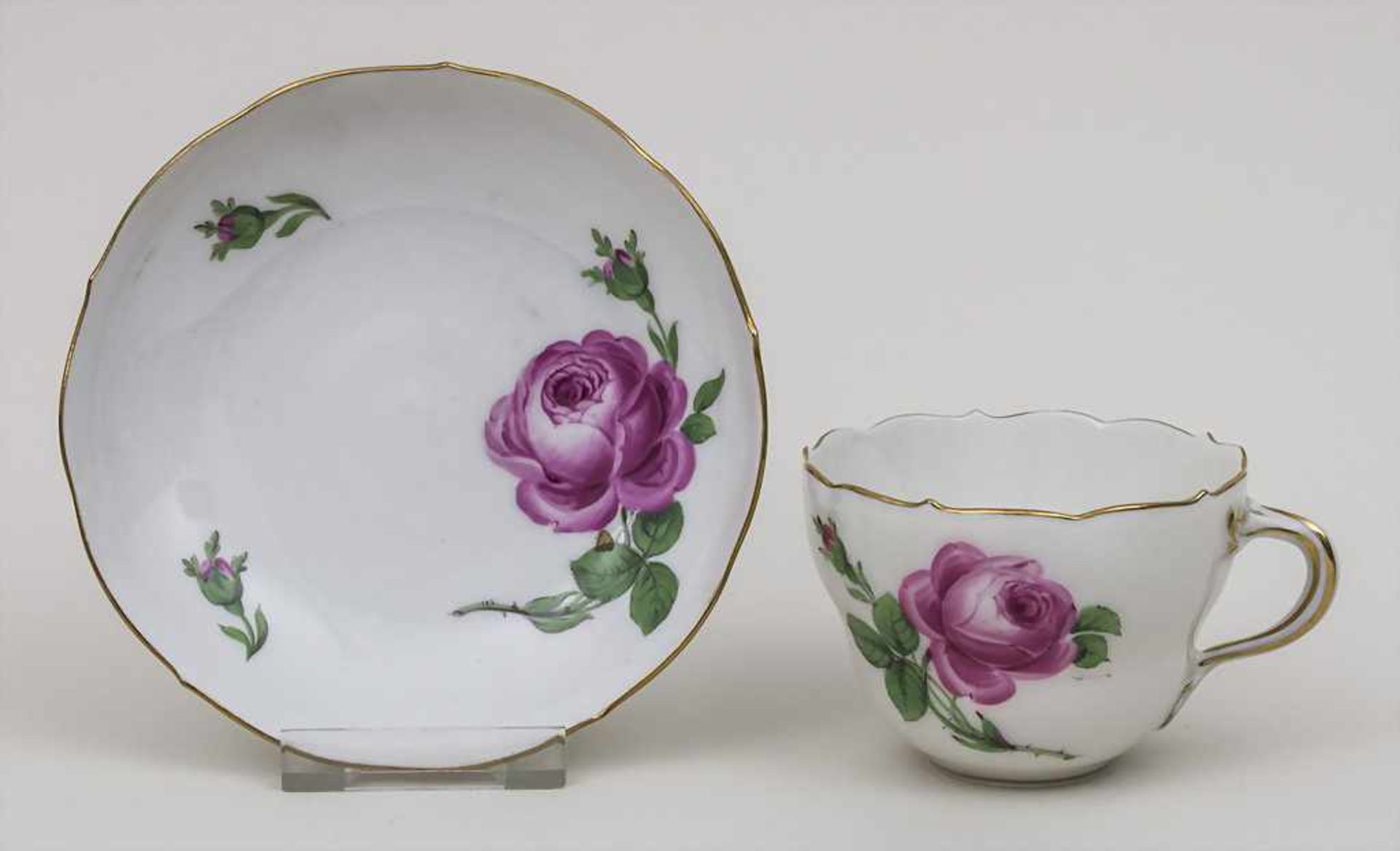 Tasse und Untertasse 'Rote Rose' / A cup and saucer, Meissen, Mitte 20. Jh. Material: Porzellan,